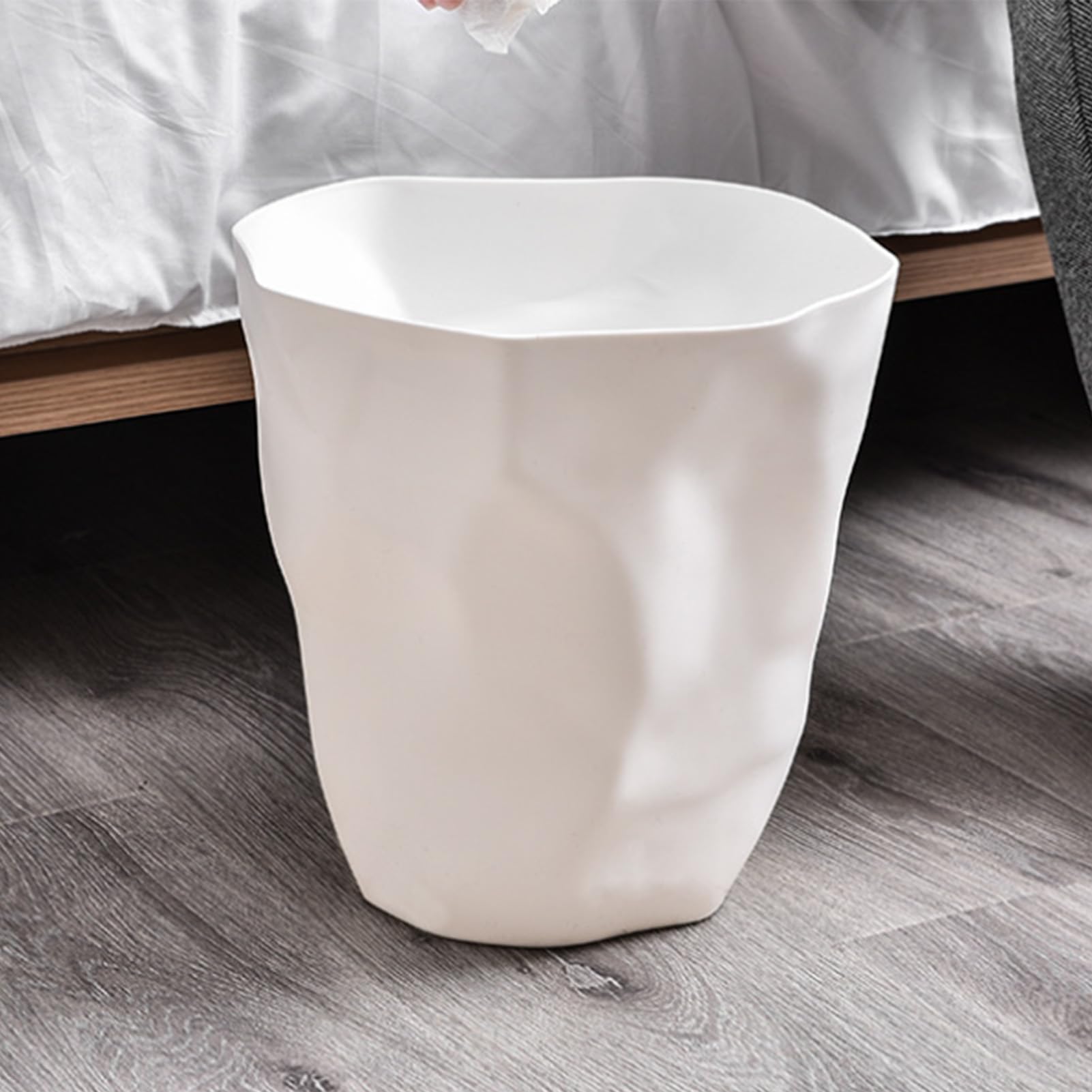 Denash Unico Cestino per Rifiuti in Plastica Accartocciata, Cestino per Rifiuti Moderno Irregolare con Coperchio Aperto per Bagno, Ufficio, Camera da Letto, Design Compatto,