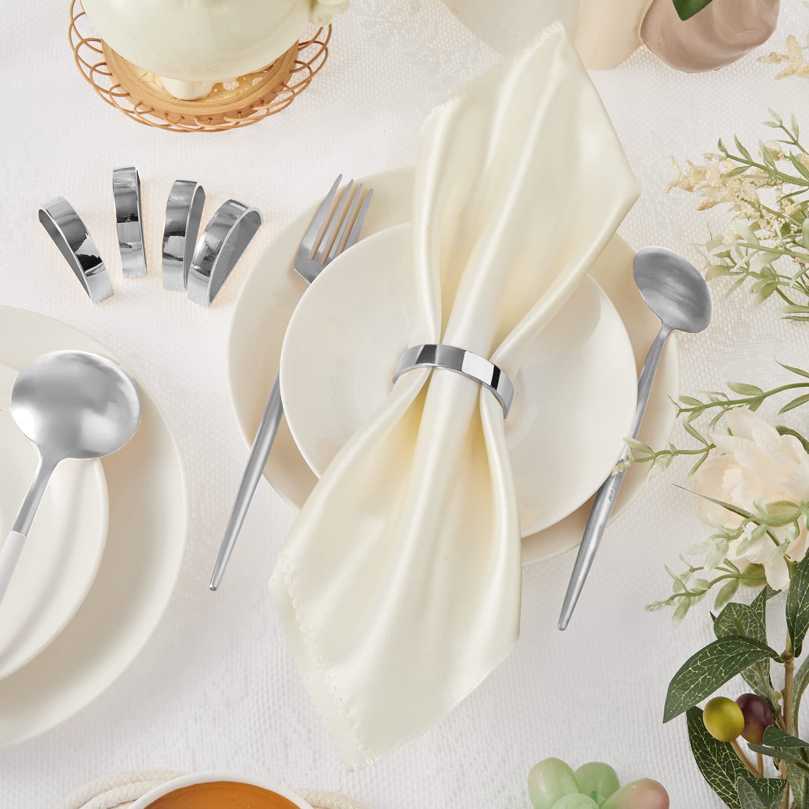 Lot de 20 ronds de serviette modernes en acier inoxydable pour décoration de table, cuisine, dîner, fête, mariage (demi-cercle argenté vif)