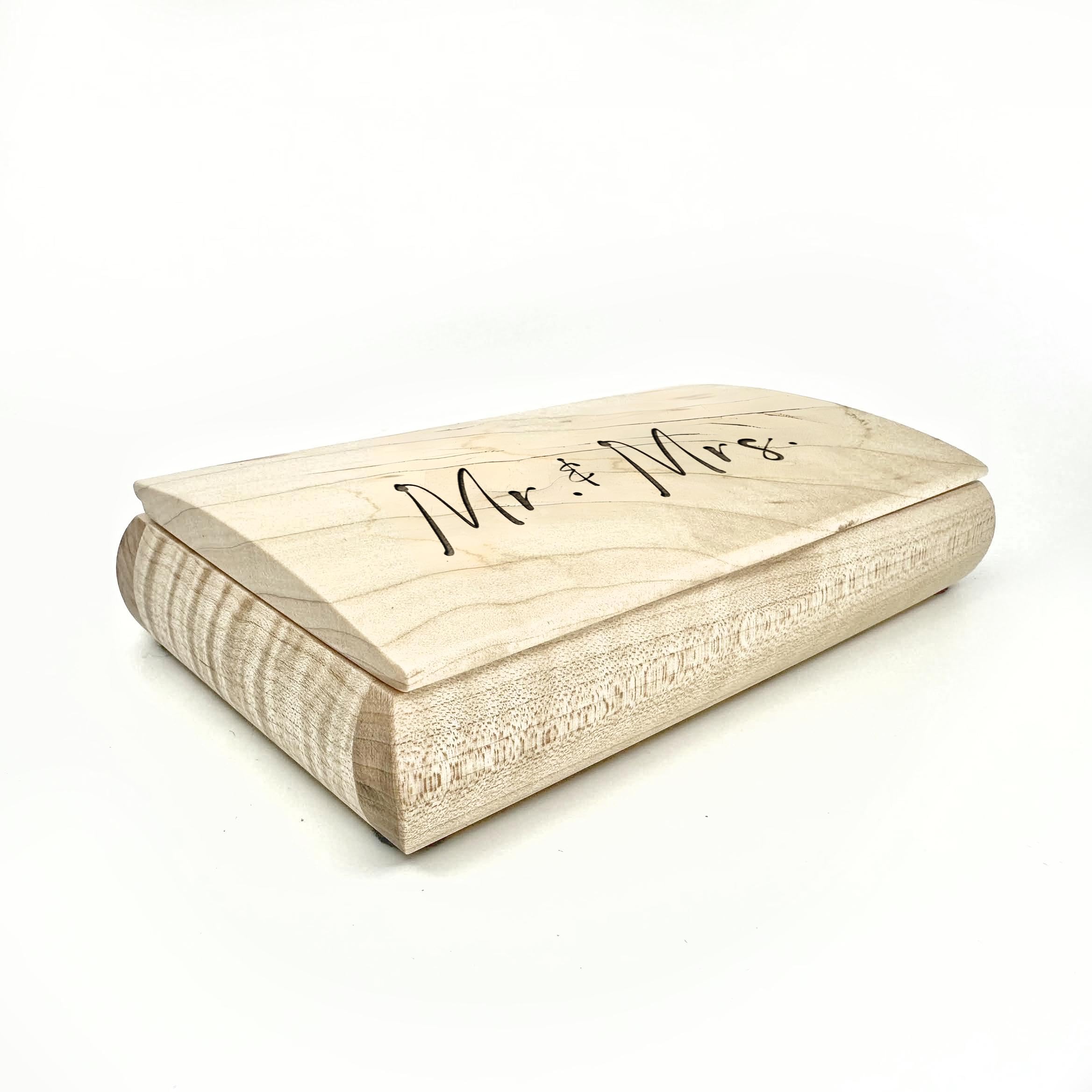 Mikutowski Woodworking Caja de recuerdos de madera Mr and Mrs, regalo de boda recién casado, regalo de aniversario o inauguración de la casa para parejas, hecha a mano en los Estados Unidos,