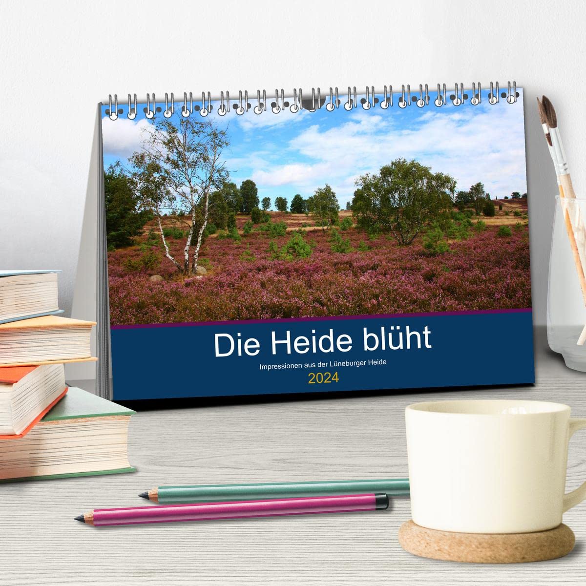 Die Heide blüht (Tischkalender 2024 DIN A5 quer), CALVENDO Monatskalender: Blühende Heidelandschaften, Schäfer mit Heidschnuckenherde und romantische Häuser (CALVENDO Orte)
