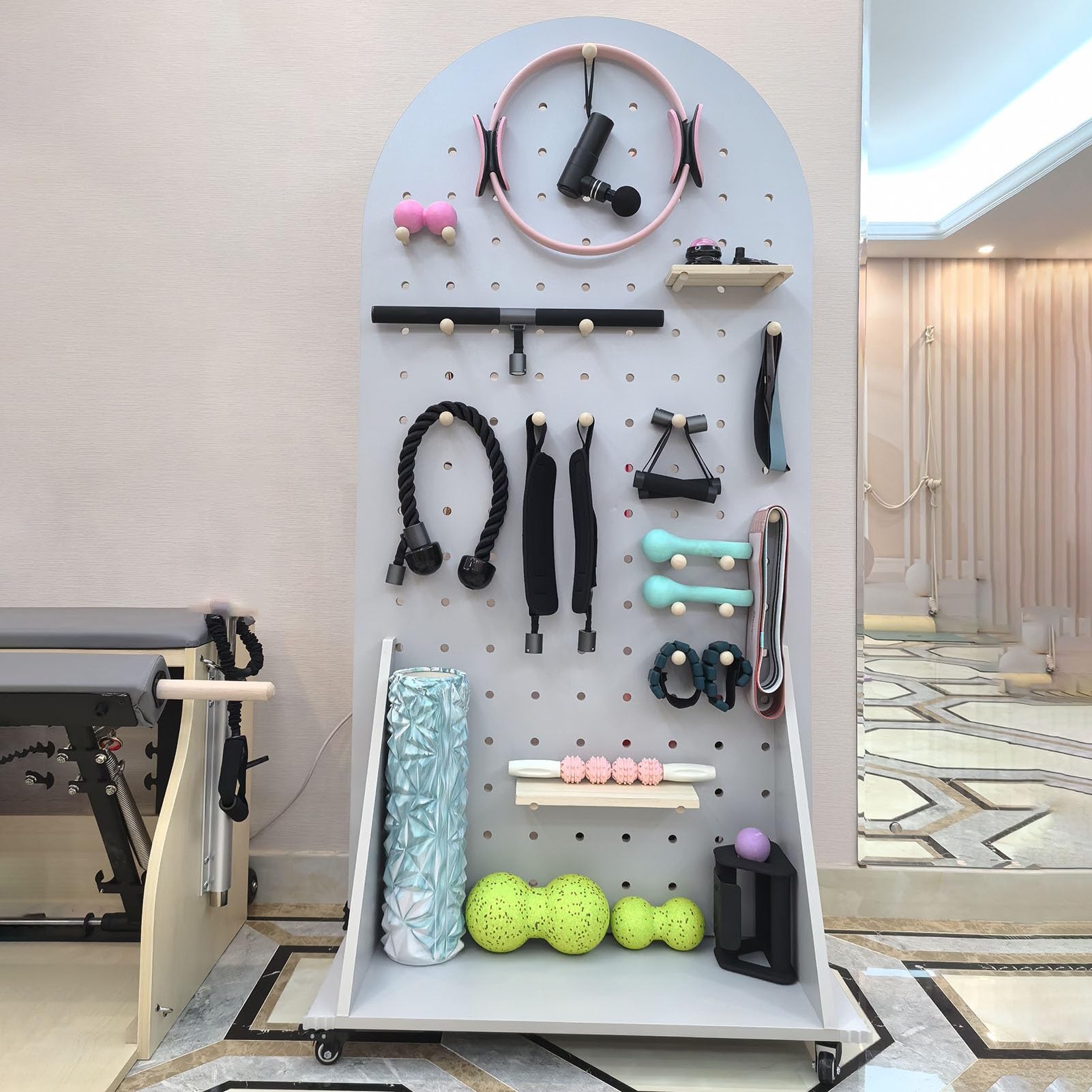 Rangement tapis de yoga blanc à roulette avec panier fitness et clés