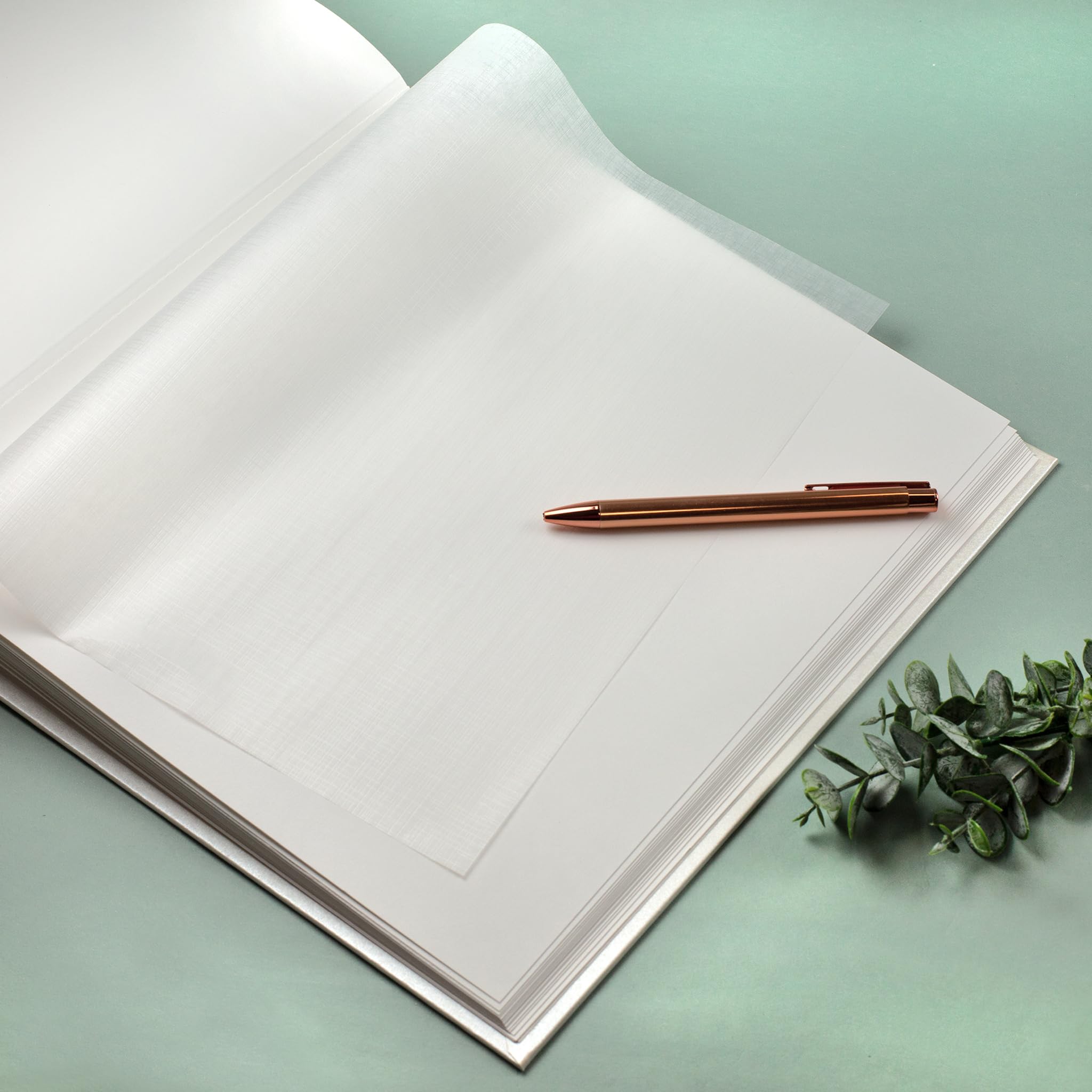 Herz & Heim® Personalisierbares Fotoalbum zur Hochzeit – 60 Seiten Satinpapier mit Pergamin – Hardcover Fotobuch mit Goldprägung – Hochzeitsalbum mit Namen & Datum für Erinnerungen