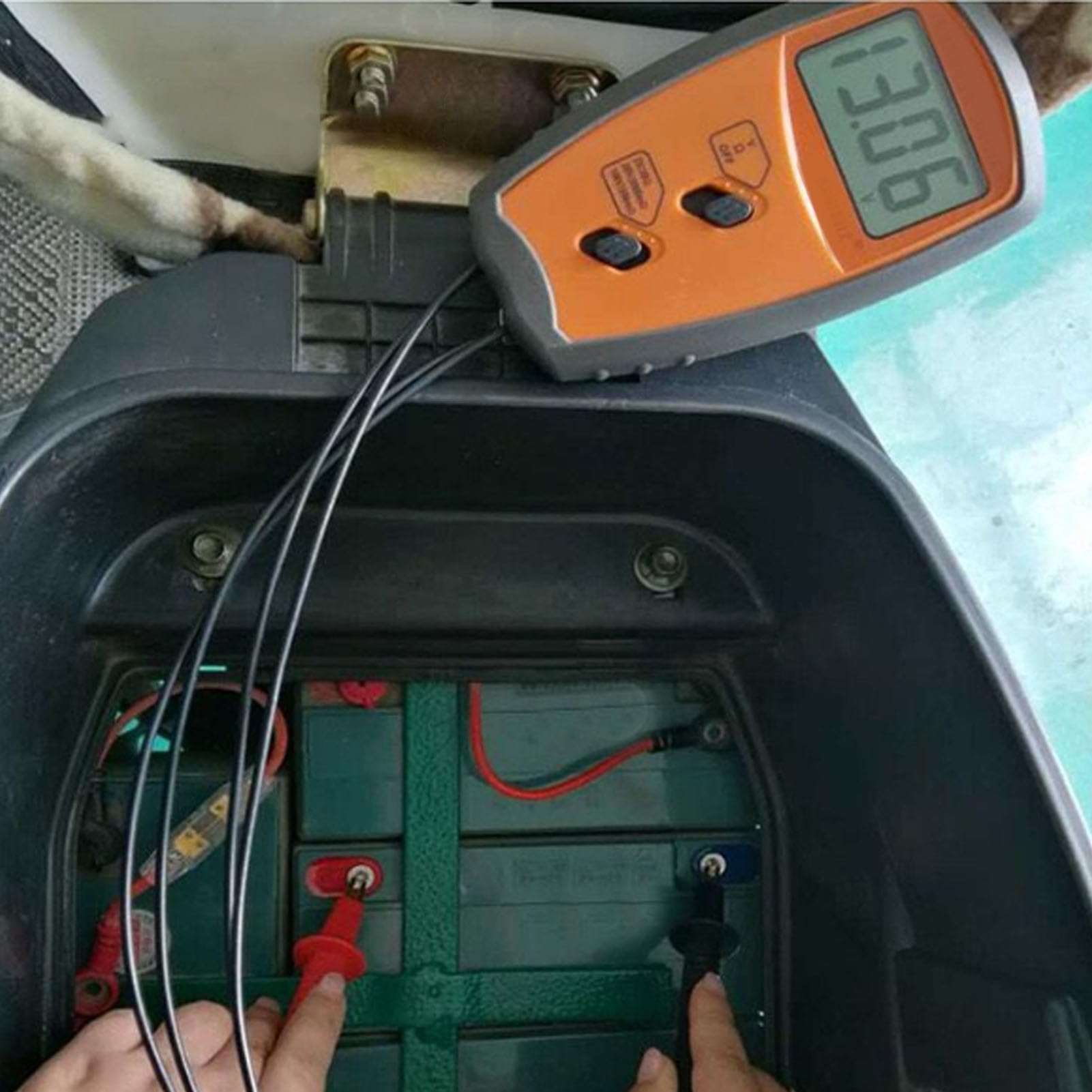 ASHATA Tester di tensione della batteria, display LCD, portatile, misuratore di valore resistivo, interno preciso, per batterie di telefoni cellulari e automobili, materiale ABS