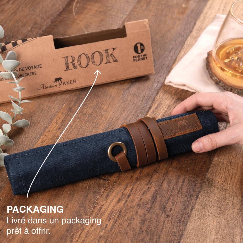 Alaskan MAKER - Juego de ajedrez y mujer 2 en 1 - Alfombra de lona waxee enrollable - Peones de madera - Cordón de cuero de grano completo - Ideal para viajar y jugar en cualquier lugar (azul marino)