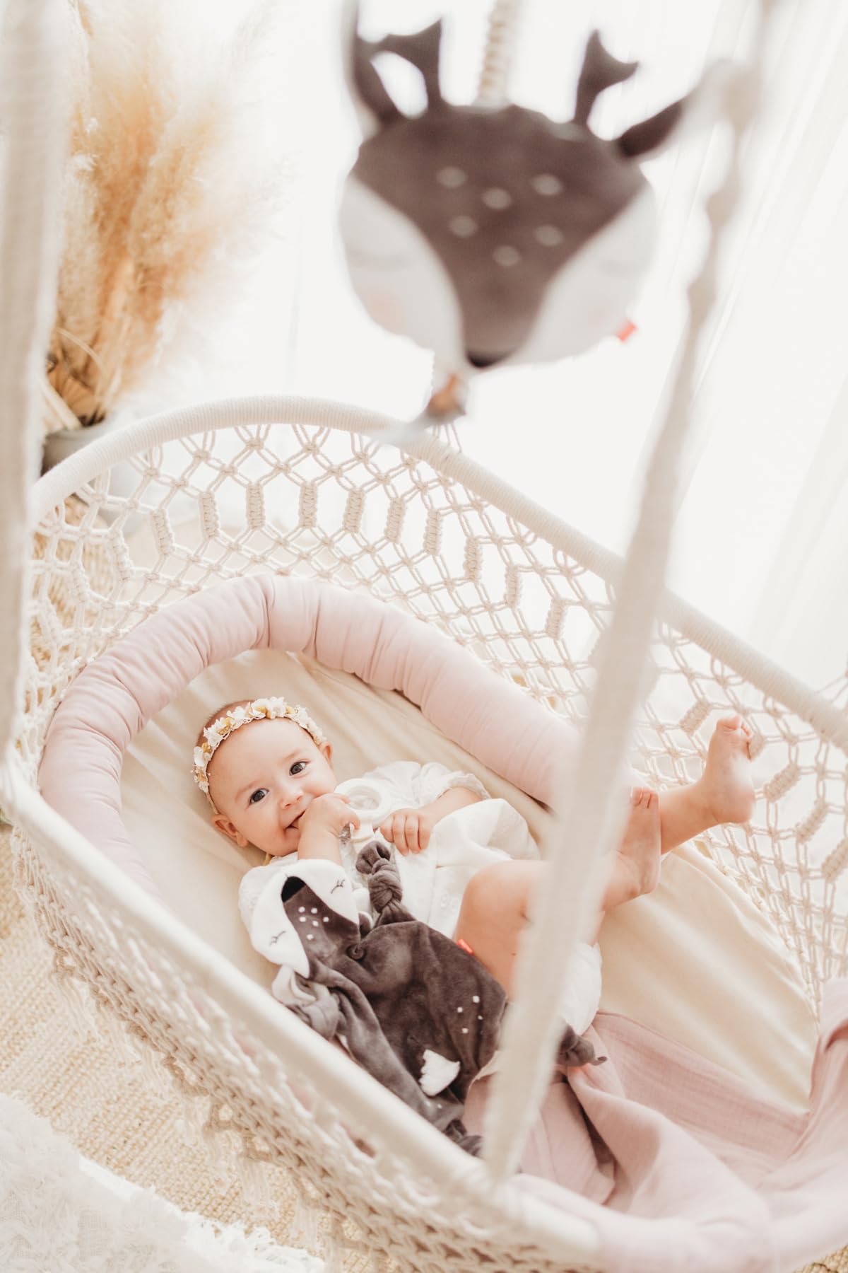 kikadu Hängewiege, Handgeknüpfte Makramee-Babywiege mit 100% GOTS Bio-Baumwoll Inlet, 82 x 46 x 32 cm, Sicht- & Zugschutz, sanft schaukelnd & beruhigend, bis ca. 5 – 6 Monate