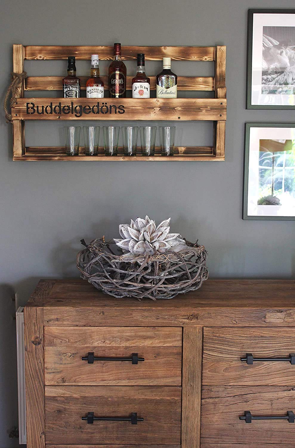 Holz Whiskey Regal mit Gläserhalter Vintage Shabby mit Druck | fertig montiert für den Wohnbereich 14T x 90B x 50H cm (Braun (geflammt)) (Buddel Gedöns (geflammt))