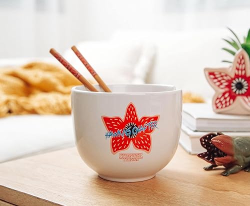 Miniatura 8 de Silver Buffalo Stranger Things Demogorgon Hunting Crew - Juego de vajilla de cerámica japonesa | Incluye cuenco de fideos ramen de 20 onzas y