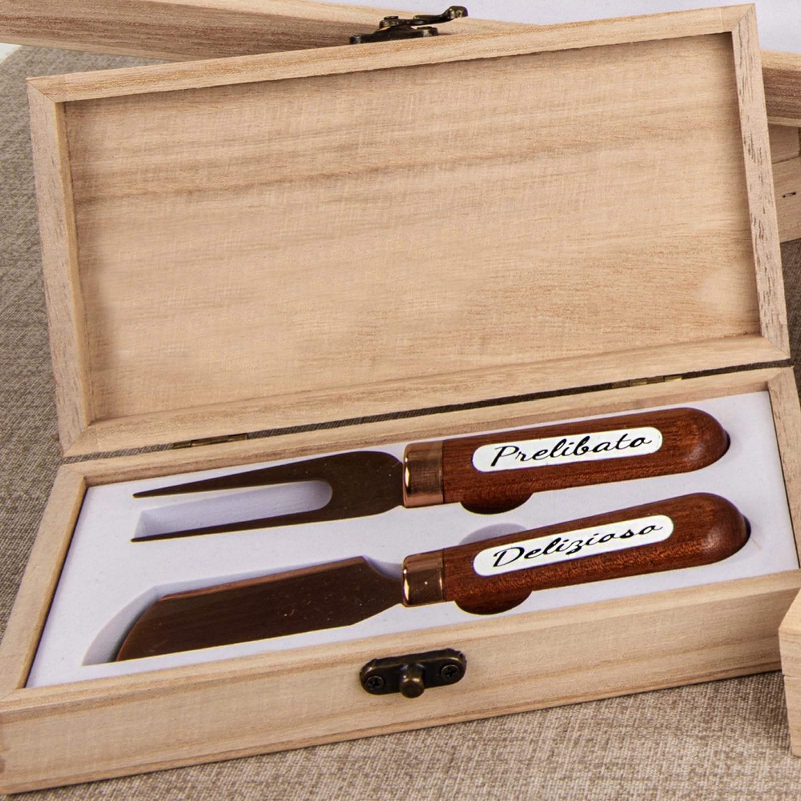 Doni Bomboniere Matrimonio 4PZ Set Coltellini Formaggio con Scritte Partecipazioni Nozze Pensierino Utili Anniversario Cucina sui Manici Prelibato Edelizioso Idee Regalo Complete Originali Economiche