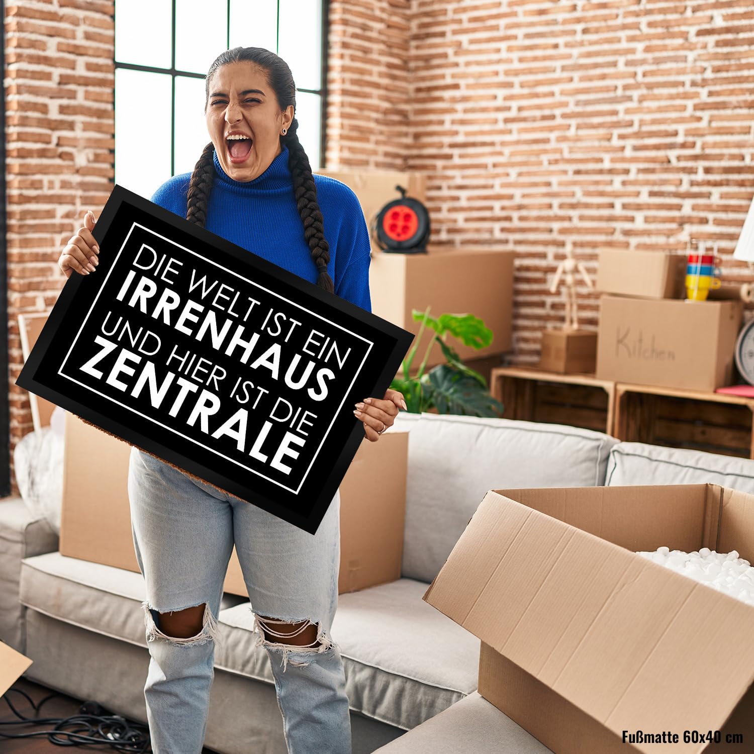 speecheese Fußmatte XXL in 50x75 cm - Die Welt ist EIN Irrenhaus und Hier ist die Zentrale in Schwarz mit frechem Spruch als Geschenk für chaotische Familien Studenten Wohnungen oder einfach