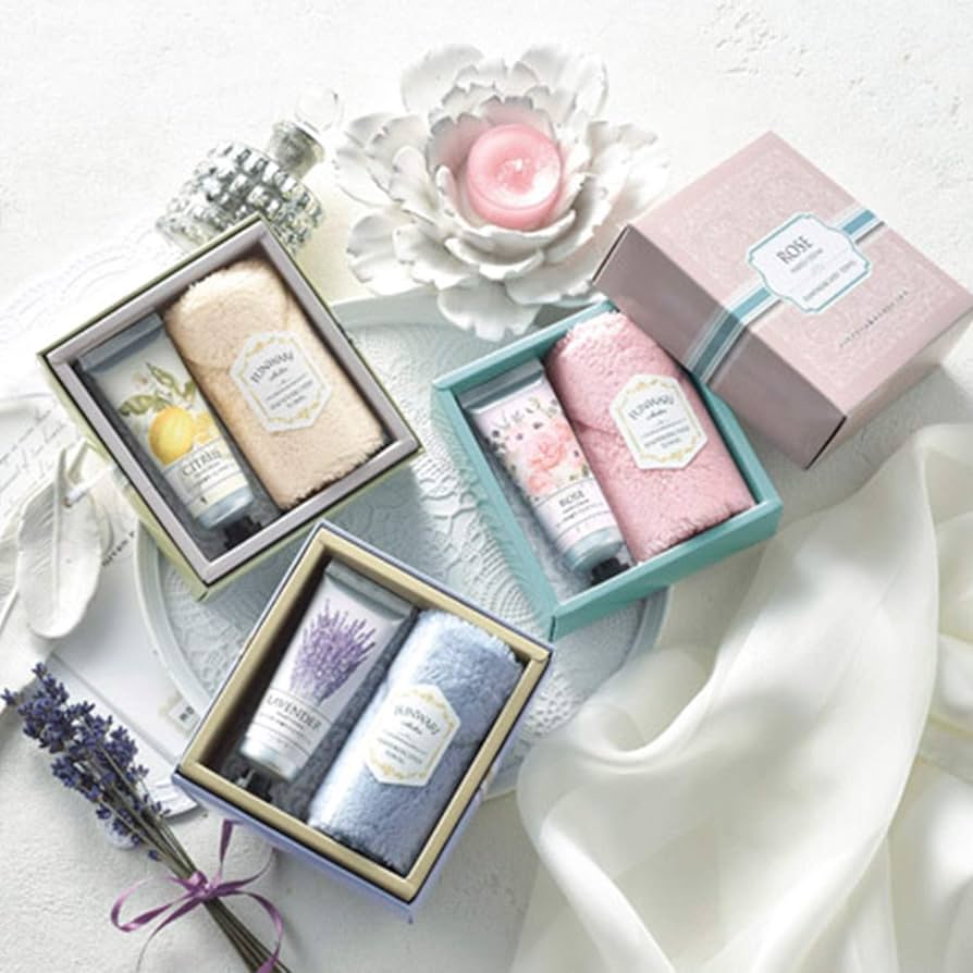 Amazon.co.jp: ハンドクリーム＆ふんわりハンカチ（化粧箱入