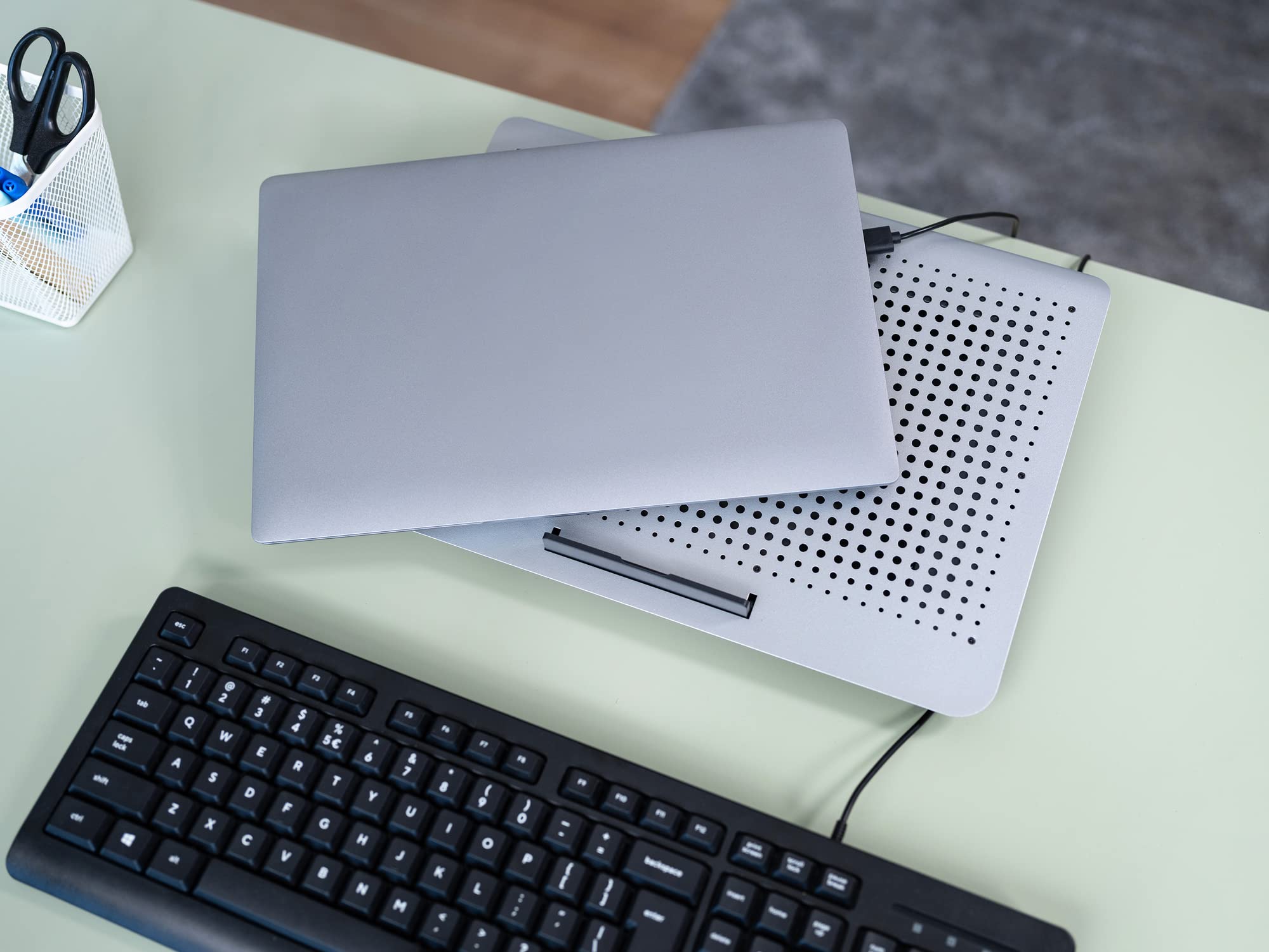 Trust Exto Stojak na laptopa 40.6 cm, zrównoważona podkładka chłodząca, riser z wentylatorem USB i regulowaną wysokością, 8 poziomów, wykonany z materiałów pochodzących z recyklingu, wentylowany