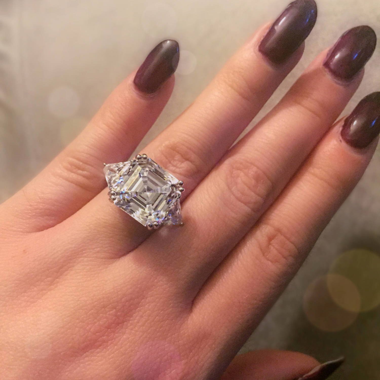 Anillo de compromiso de  en plata esterlina bañado en rodio con circonita cúbica corte Asscher, con 3 piedras., rodiado-plateado, 6, r308-6 7