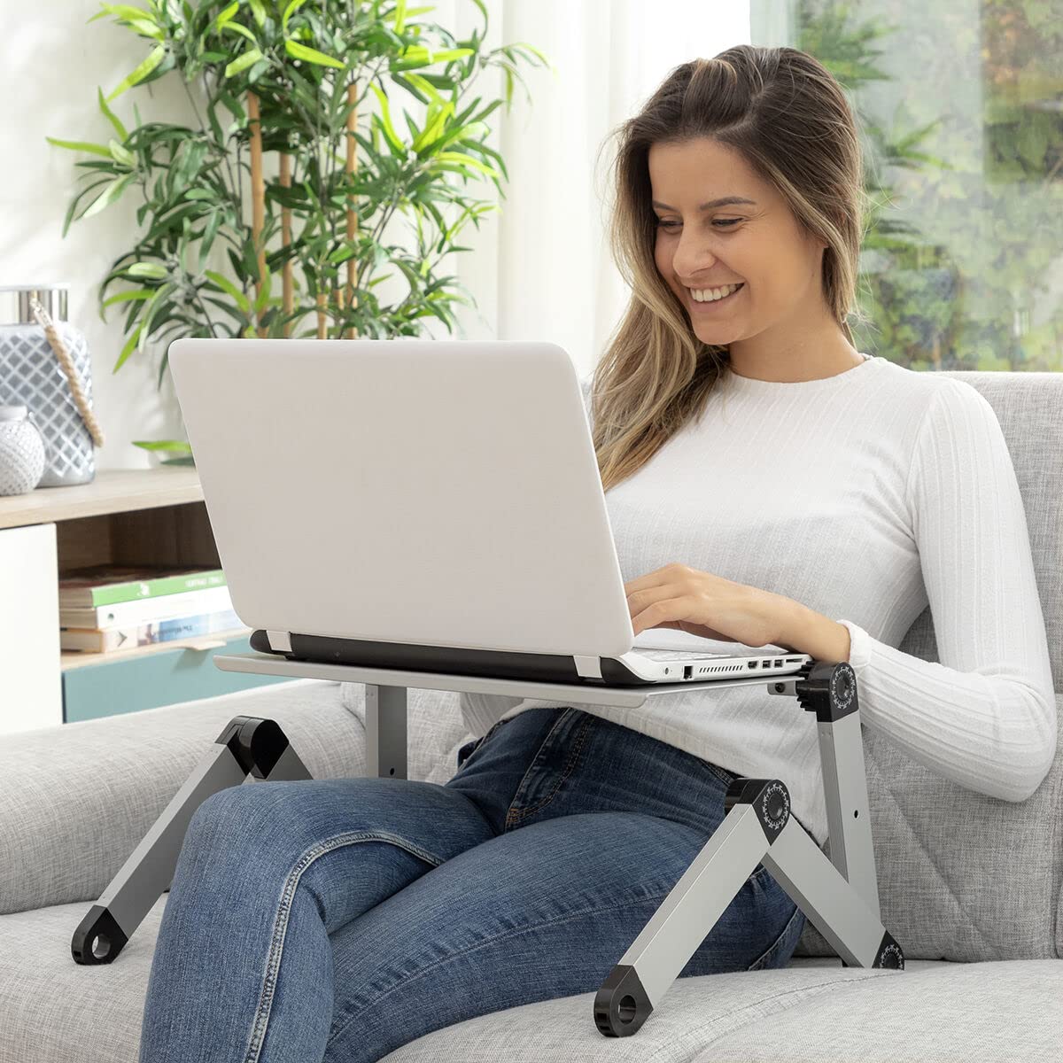 InnovaGoods - Table d'Ordinateur Portable Réglable, Plateau pour Lit, Support Pliable en Aluminium, Ventilation, Hauteur/Inclinaison Ajustables, Argent, Médiano