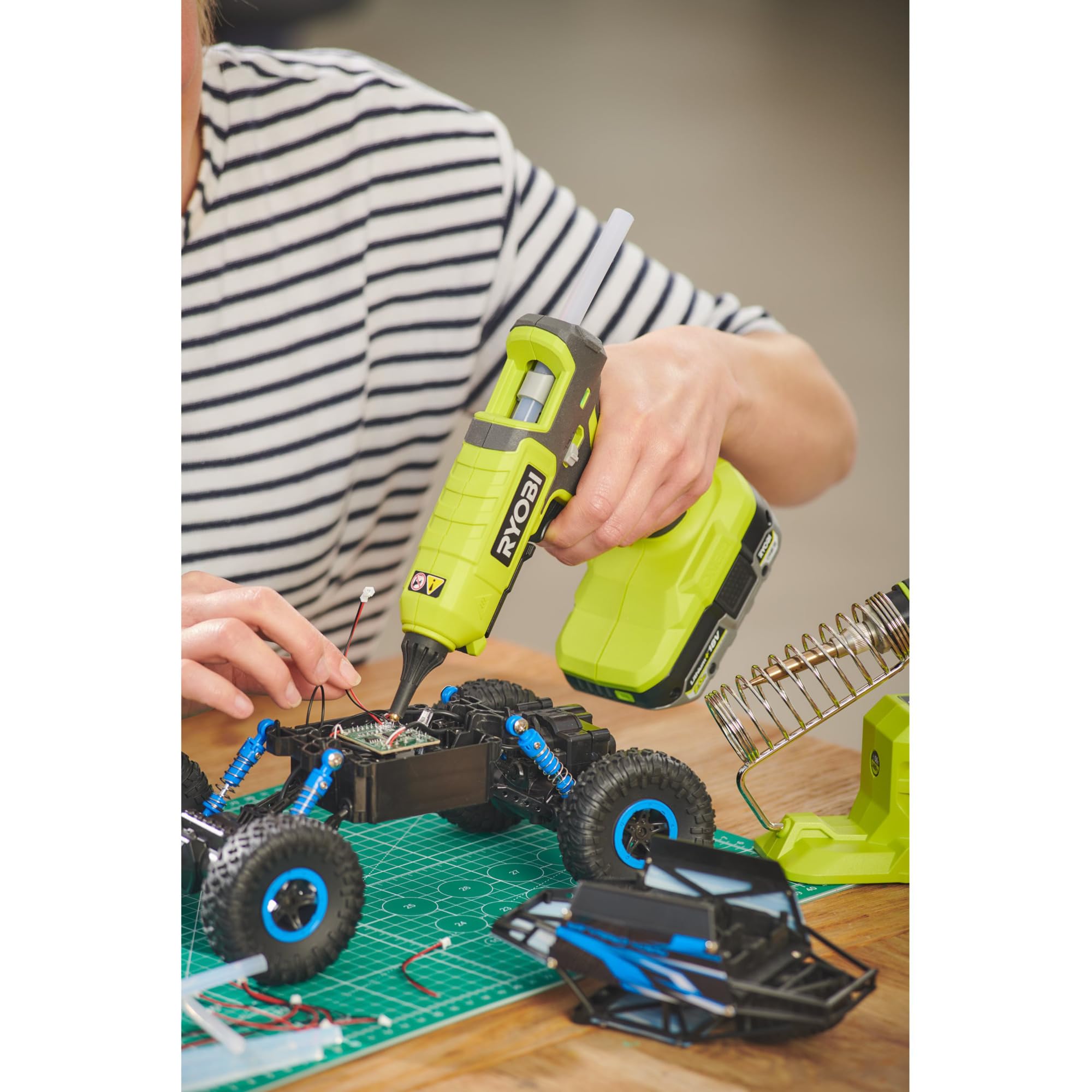 RYOBI 18 V ONE+ Akku-Heißklebepistole RGL18-0, Flexible Klebepistole für Heimwerker, 11/12 mm Klebesticks, 2 min Aufheizzeit, ohne Akku und Ladegerät