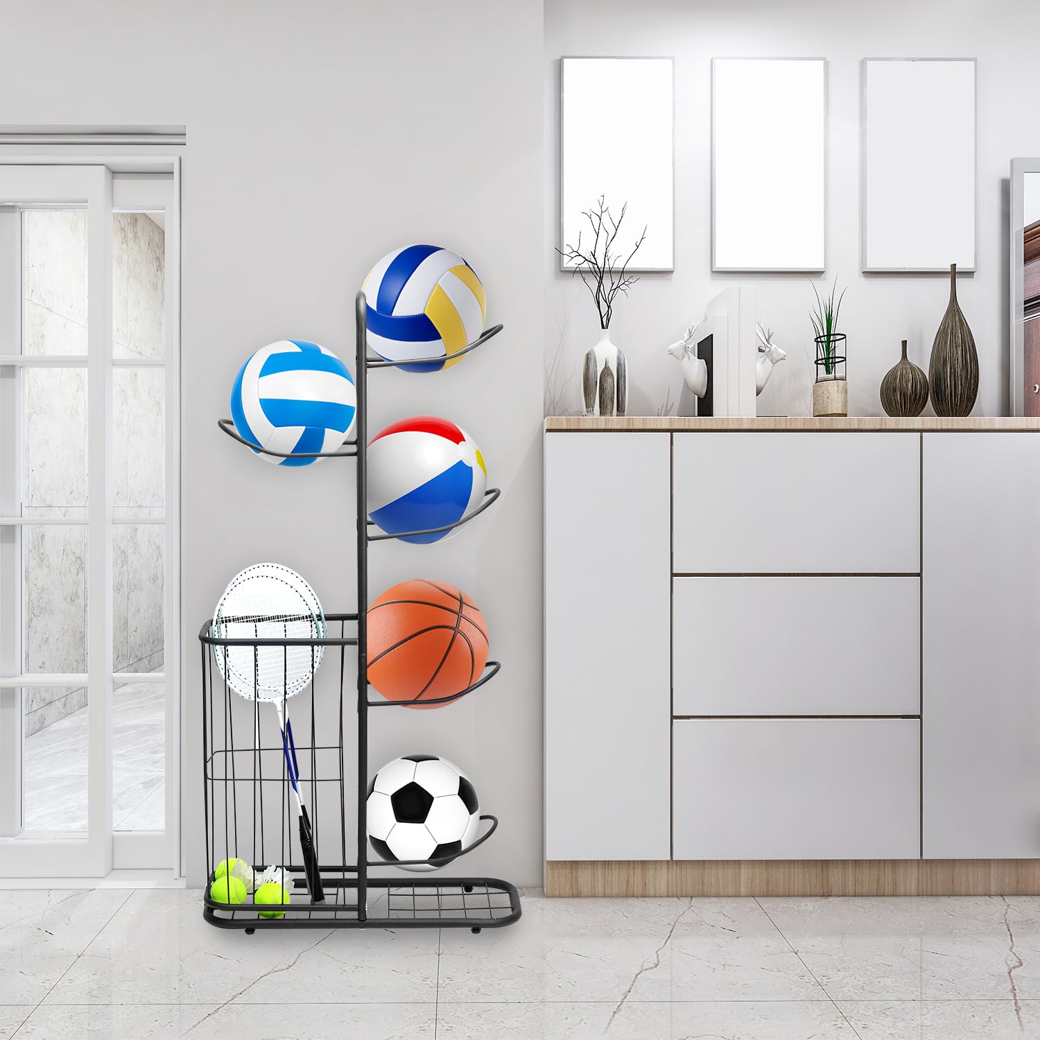QWORK® Estante de Almacenamiento de Baloncesto, Soporte para Pelotas con 5 Soportes para Pelotas y Cestas, Organizador para Equipo Deportivo, 116 * 23.5 * 58cm