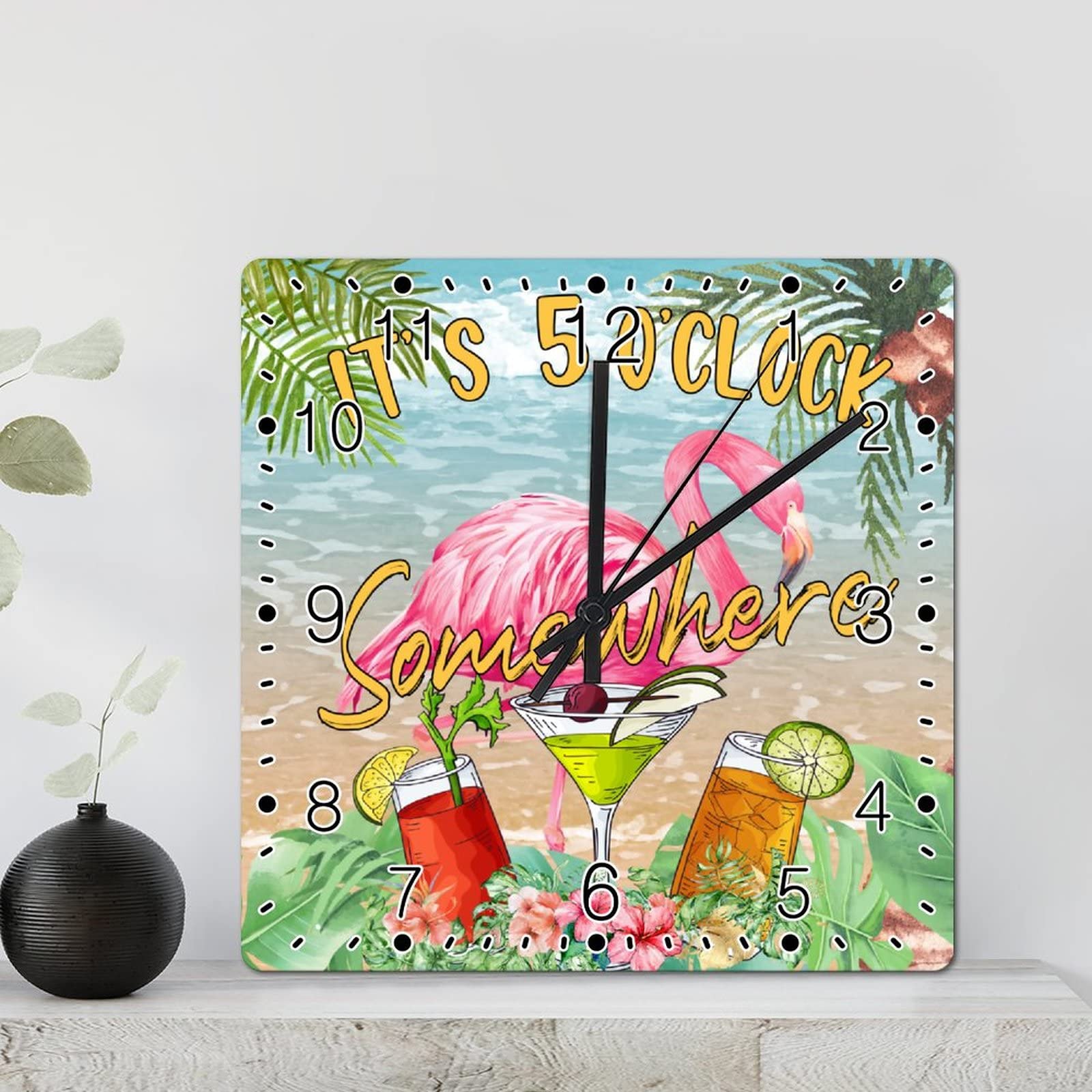 Horloge murale flamant rose pour égayer un salon sombre
