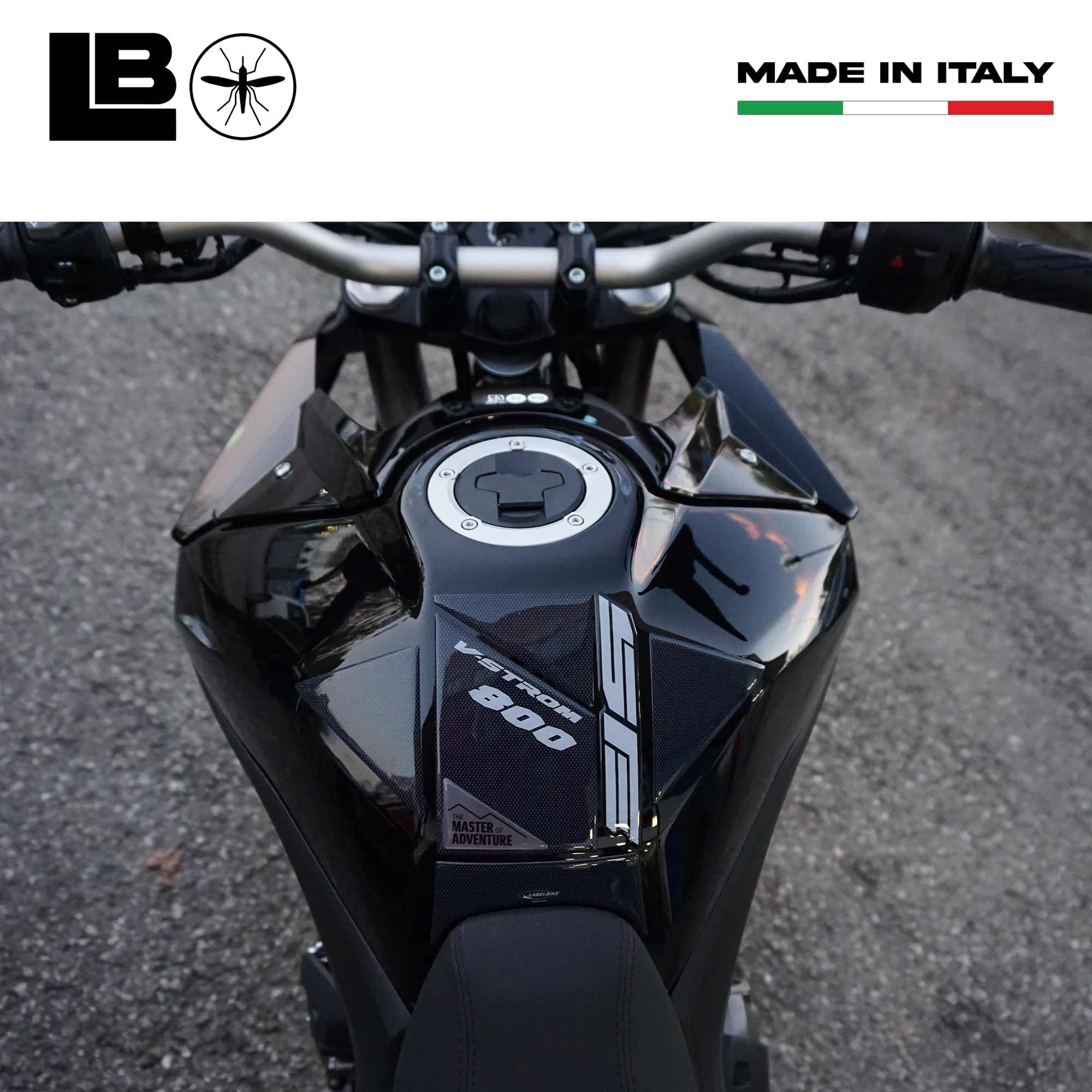labelbike Adesivo 3D Moto Paraserbatoio Compatibile con Suzuki | Protezione in Resina, Antigraffio, Decorazione, Modello V-Strom 800SE, Grigio