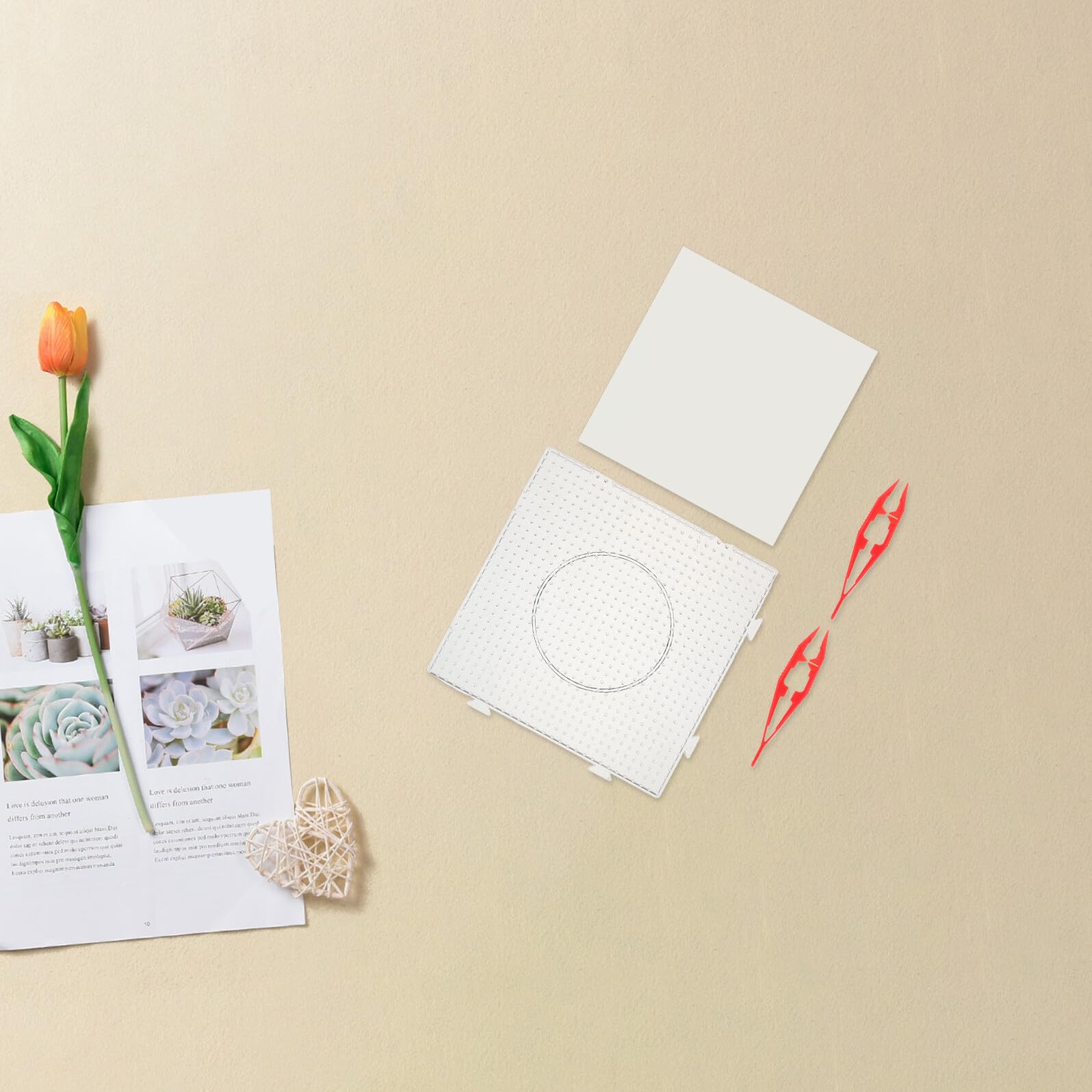 Toyvian Jeu de 10 Plaques à Perles à Repasser Transparentes Grand Format en Plastique 10 Feuilles de Perles 2 Pinces à Épiler Kit Modulable pour Loisirs Créatifs Éducatif et Bricolage