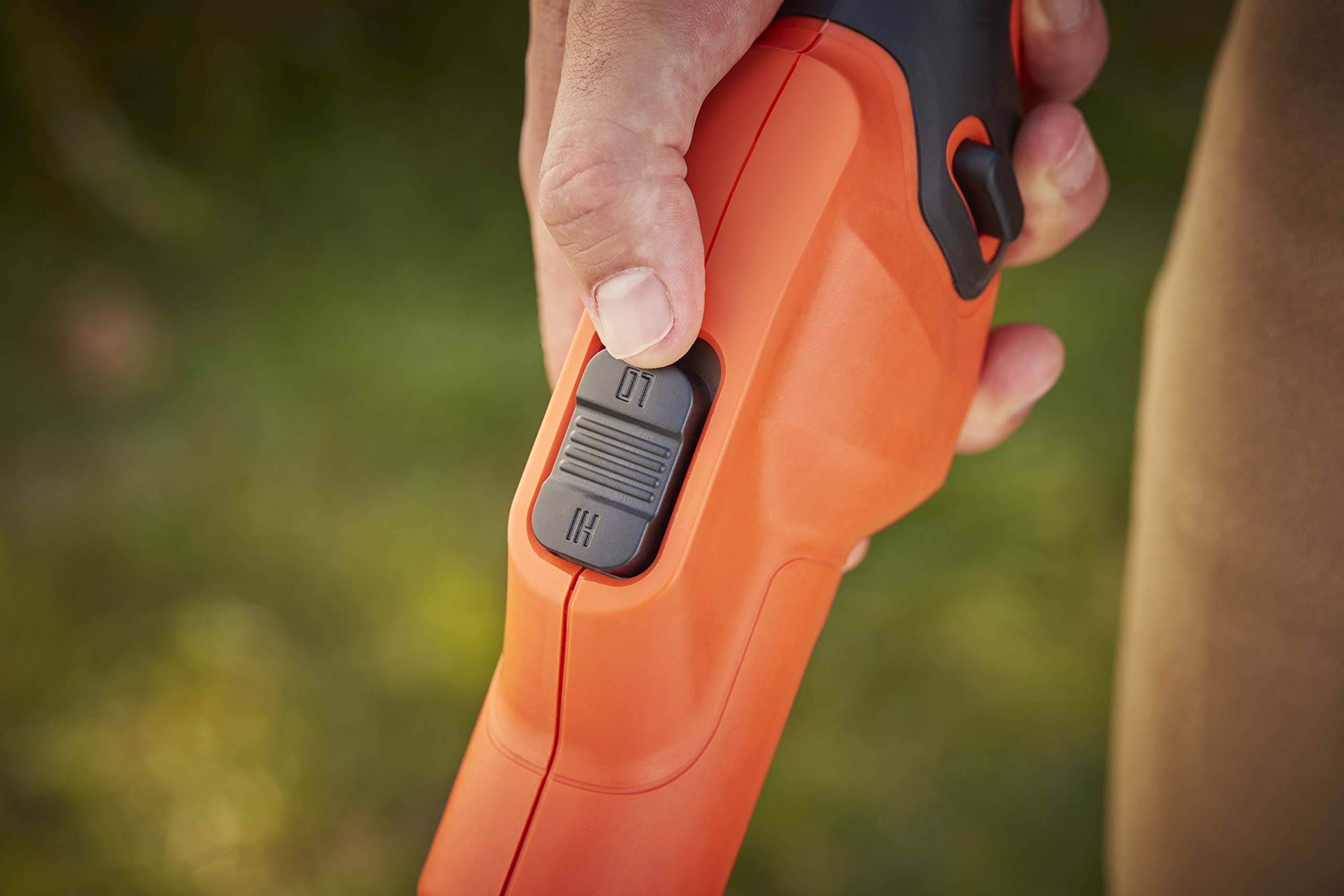BLACK+DECKER Podkaszarka do trawy z akumulatorem i ładowarką – przycinarka do trawy 36 V 2,5 Ah, szerokość cięcia 33 cm, silnik bezwęglowy, z przedłużeniem nici, zmienna prędkość obrotowa BCSTA536L1
