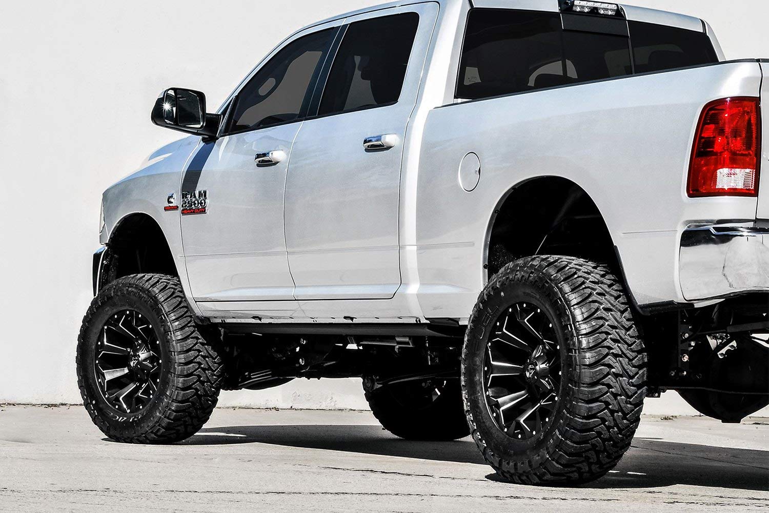 Fuel D546 Assault ustom Wheel - Black with Milled Accents 20 x 9 1 Offset 6x139.7 Bolt Pattern 106.4mm Hub product thumbnail 8