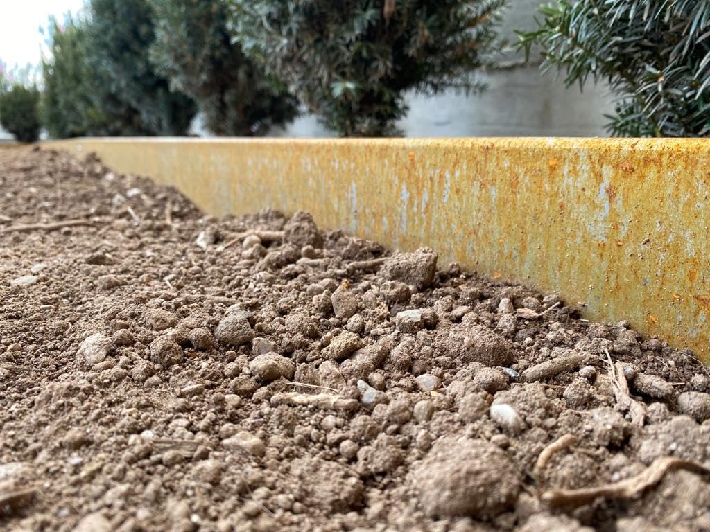 Bordura a giunzione in Acciaio COR-TEN spessore 1.2 mm con Bordo risvoltato a goccia e picchetti integrati - h. 90 mm - Confezione da 5 Metri