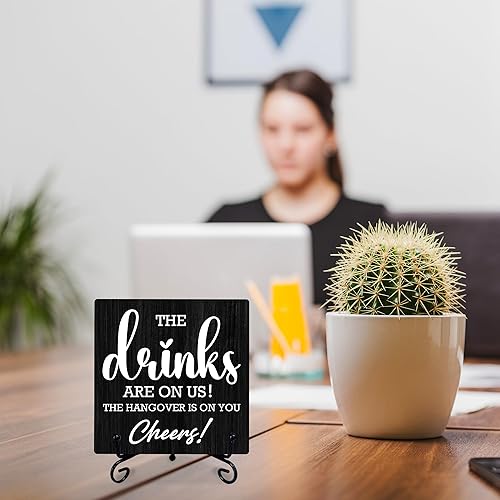Miniatura 5 de Letrero de barra de 5 pulgadas, con texto en inglés "The Drinks Are On Us! Cheers!", decoración de mesa de bar, regalos para colegas, jefes y