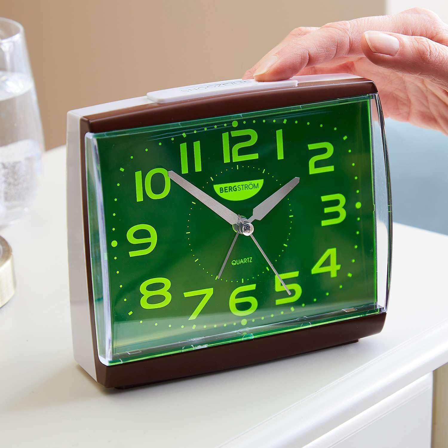 Easy to Read Silent Alarm Clock - Bedside Clock with Big, Bold Digits & Silent Second Hand - Analogue Clock with Precision Quartz Movement & Loud Alarm