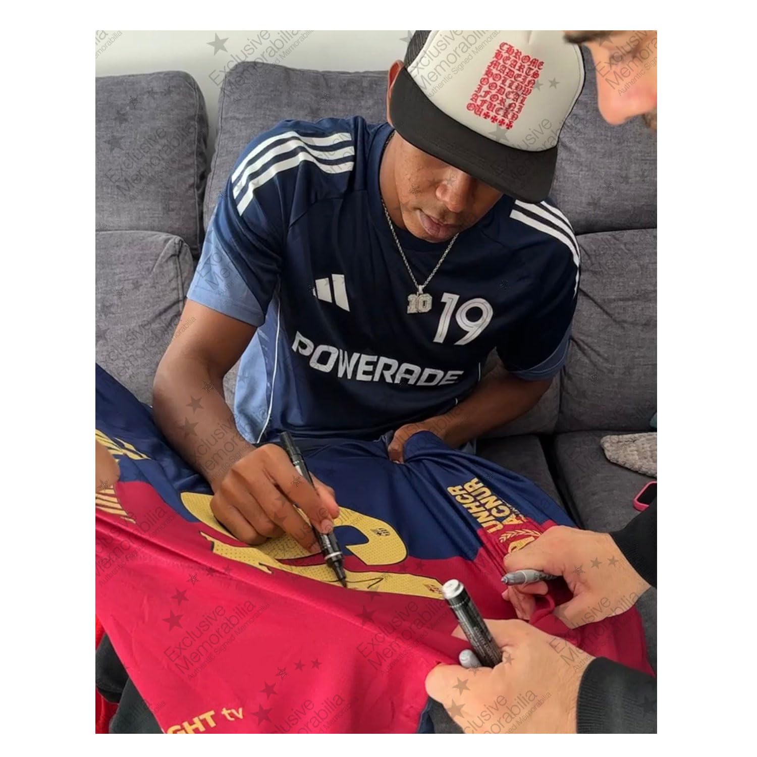 Maglie del Barcellona autografate da Lamine Yamal e Robert Lewandowski. Incorniciate