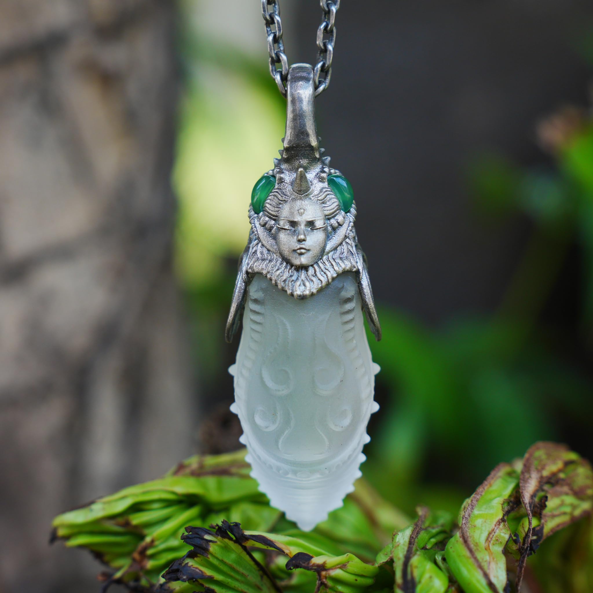 Generisch Geschnitzter Bergkristall Anhänger aus 925 Silber mit grünem Chalcedon im Gothic Totem Stil, Geschenk für sie oder spirituelle Fans