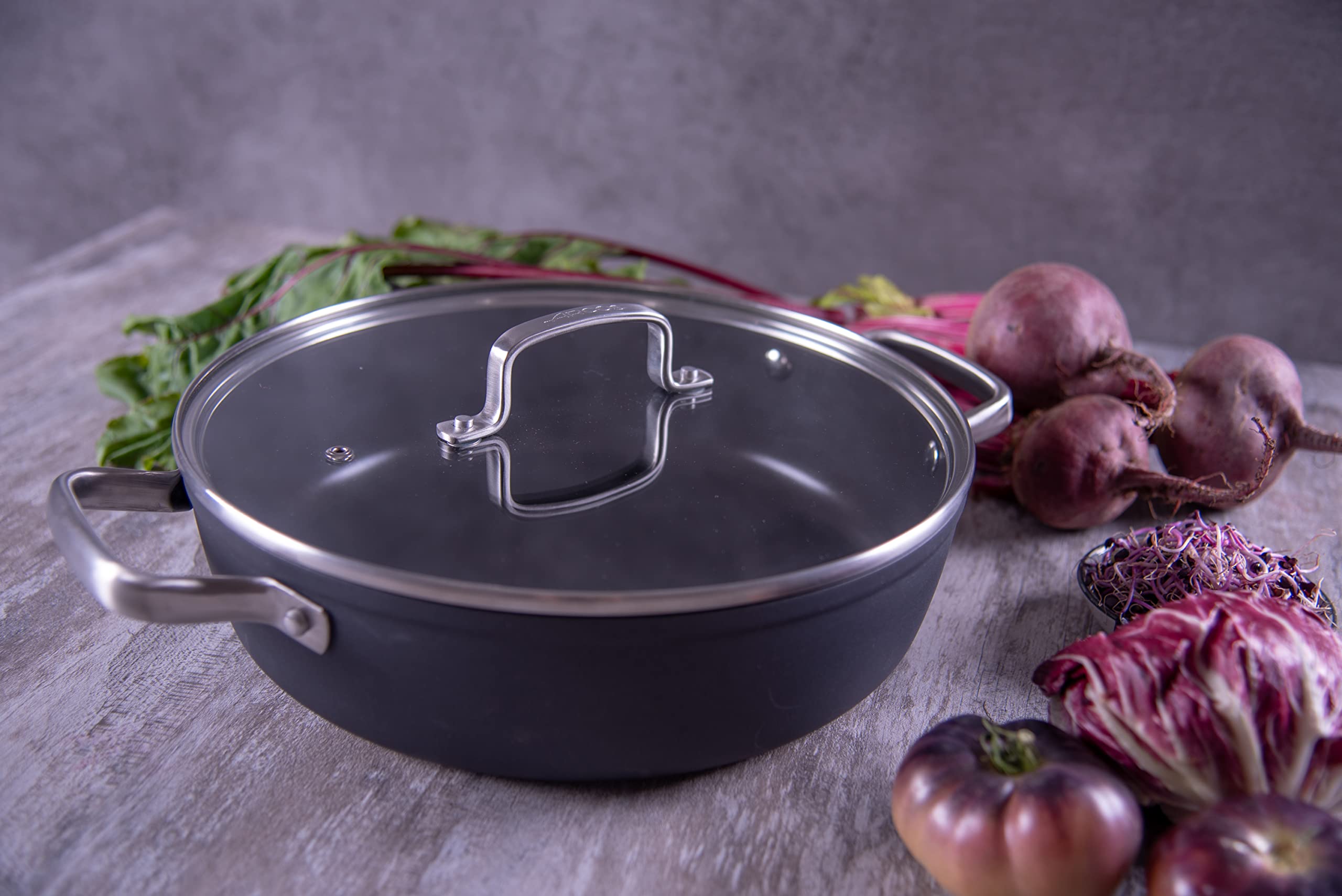 Arcos Serie Samoa | Pentola Antiaderente 28 cm e 4,3 L | Alluminio Forgiato | Adatto a qualsiasi cucina | Anse Acciaio inossidabile effetto freddo | Lavabile in lavastoviglie | Nero | FULL INDUCTION