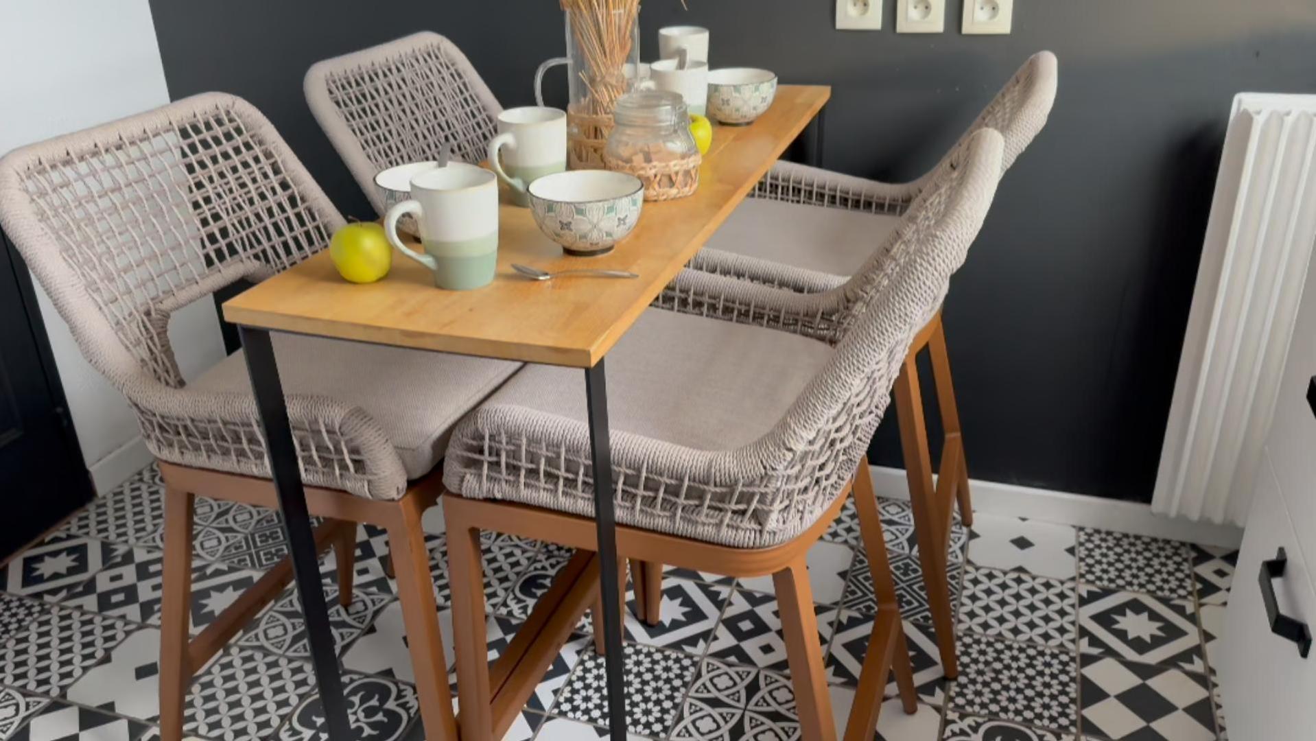 Butacos de altura para barra PURPLE LEAF, set de 4 piezas, diseño moderno en tonos teka profundo con tejido a cuadros, estructura de aluminio anticorrosivo y asiento de tela olefínica extraíble y rápida de secar miniatura 7