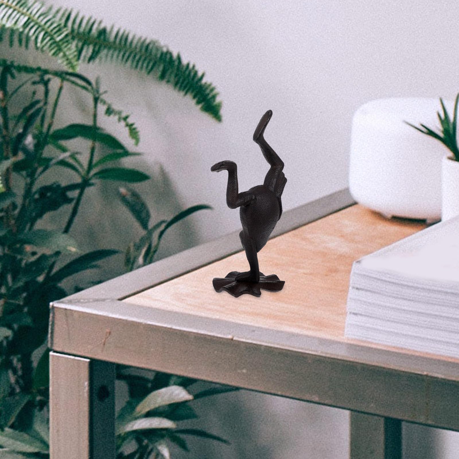 UKCOCO Retro Gusseisen Frosch Figur im Yoga Stil Einzigartige Umgedrehte Froschdeko für Garten und Zuhause Kunstvolles Vintage Miniatur Tierornament in Schwarz