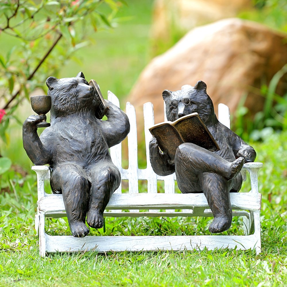 Osos hipster en escultura de jardín de banco