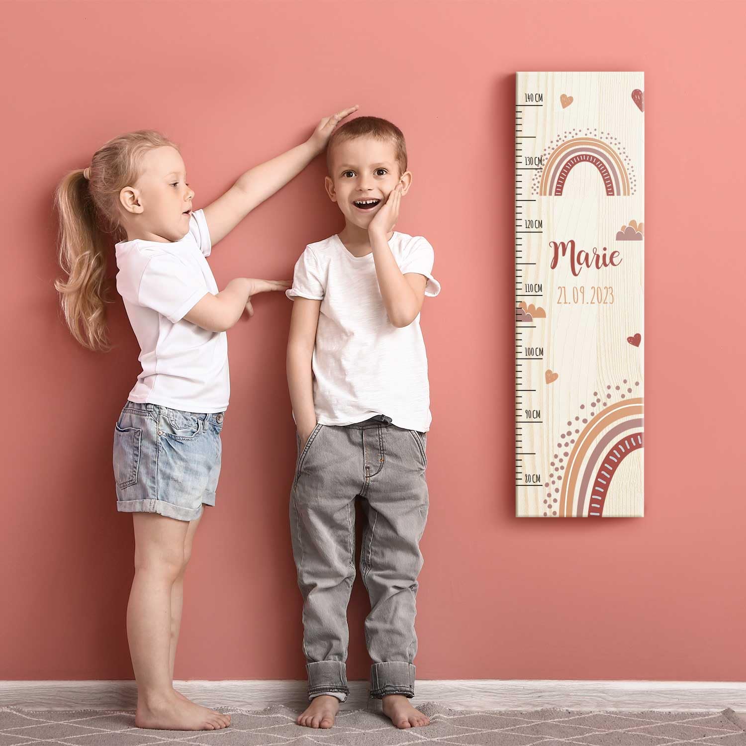 GRAVURZEILE Toise pour enfant en bois - Design rouge arc-en-ciel - Avec nom pour chambre d'enfant - Échelle mesure 80 à 140 cm - Dimensions : 20 x 70 x 2 cm - Cadeau de naissance pour filles et