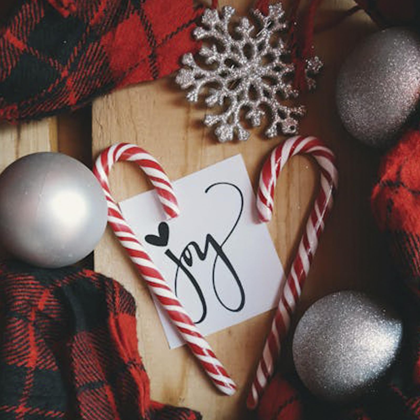 24 Bolas de Navidad 4cm - Decoración navideña de plástico, Rojo, Plata, Oro - Adornos para árboles de Navidad