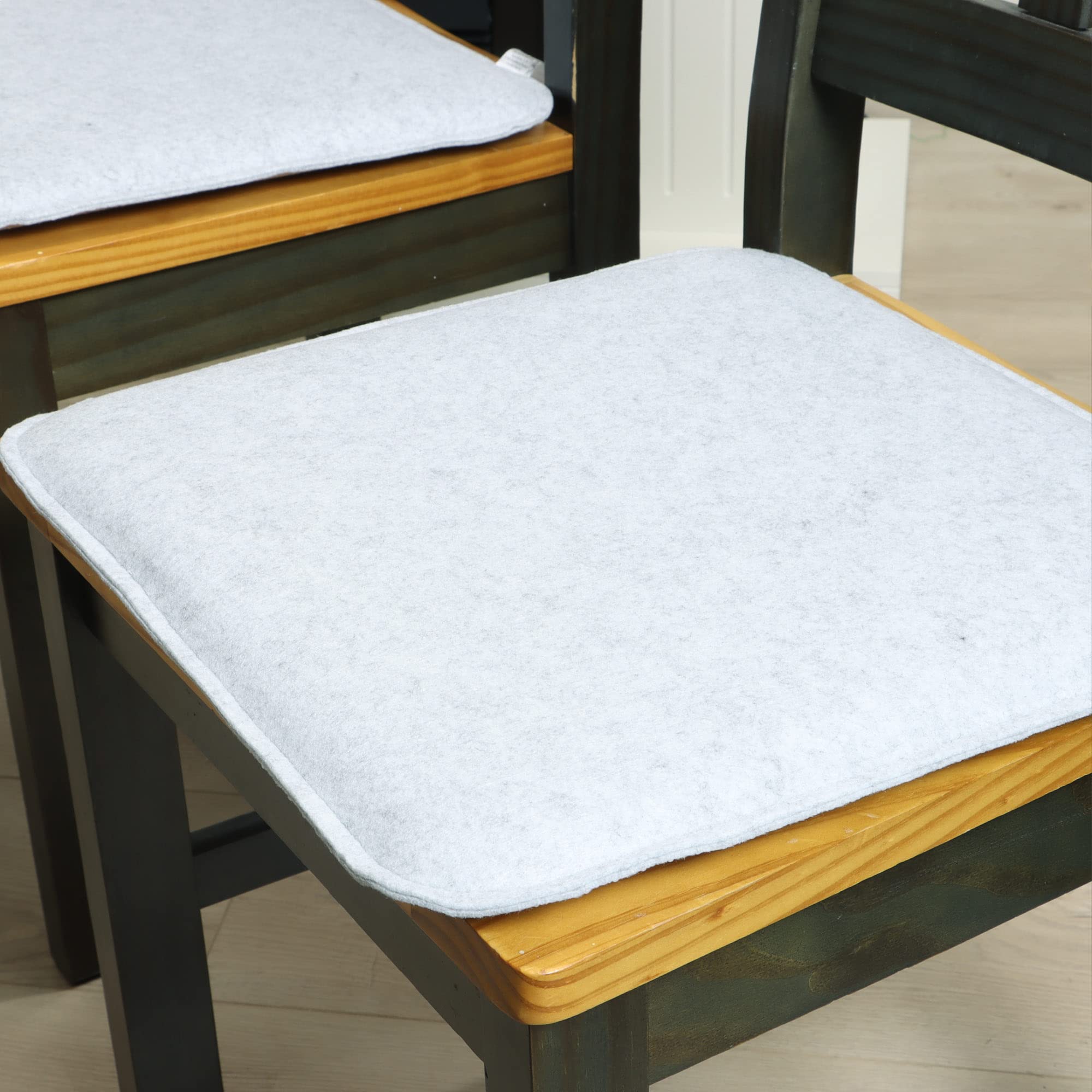 com-four® 16x Sitzkissen aus Filz 40 x 40 - gepolstertes Stuhlkissen - eckige Sitzpolsterauflage für Esszimmer, Garten, Balkon - rutschfeste Unterseite mit Anti-Slip