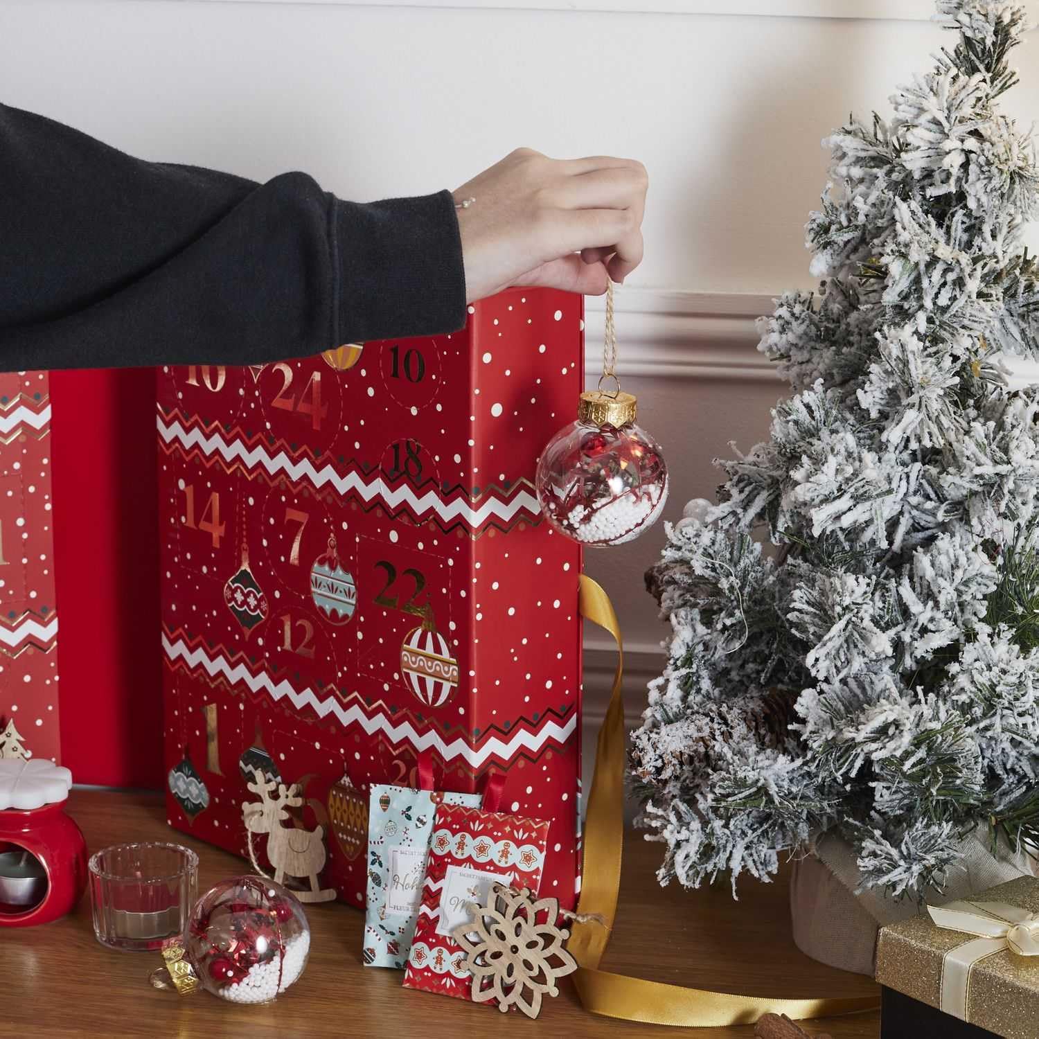 Home Deco Factory, BO0095, Calendrier de l'Avent avec Bougies Parfumées et Surprises, Design Traditionnel, Ambiance Festive, Idéal pour Offrir, Rouge, Taille Unique