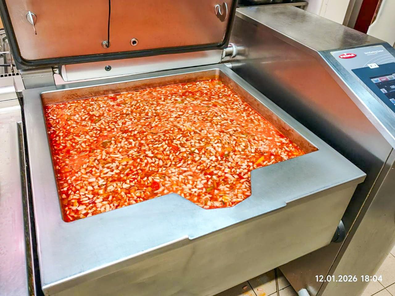 Soljanka Zupa ze świeżej ryby, soljanka, sumy i okonia, gotowa zupa z rybą z Niemiec, zupa z warzywa, pomidor, ogórki, cebula