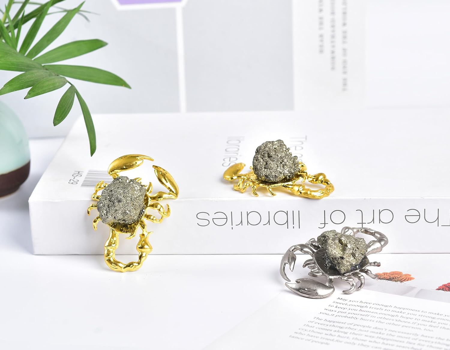 AMOYSTONE 2pcs Scorpion Statues Healing Crystal, Crystal Stone Scorpion Animal Decor Outdoor Statues for Yard,Outside,Patio,Balcony,Halloween Home Decor Gift (Gold & Silver Alloy)