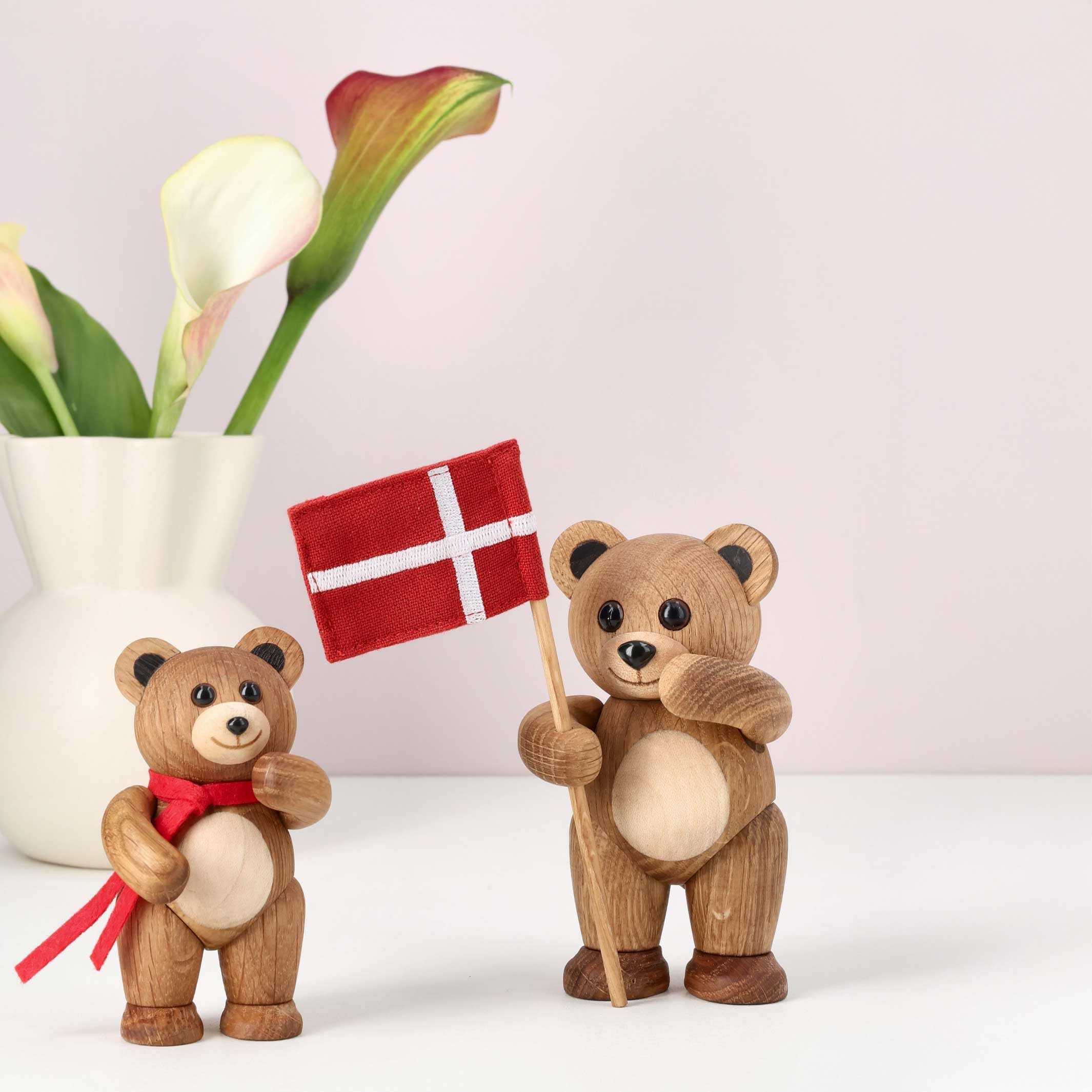 Spring Copenhagen Sneeze – Holz Teddybär Skulptur 10 cm | FSC® Eiche Ahorn Thermoesche | Beweglich | Thor Høy | Genesungsgeschenk Trost Geburtstag Weihnachten Geschenk