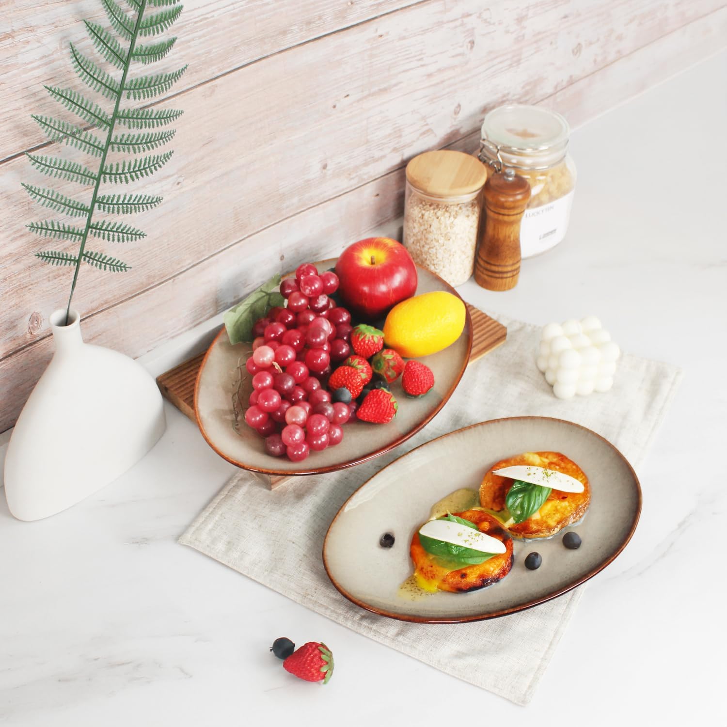 Ceramic Oval Plate Set (4 pieces), large trays, suitable for entertaining guests, serving snacks, desserts, salads, and main meals. Dishwasher safe, curved shape, 11.7 inches in diameter.
