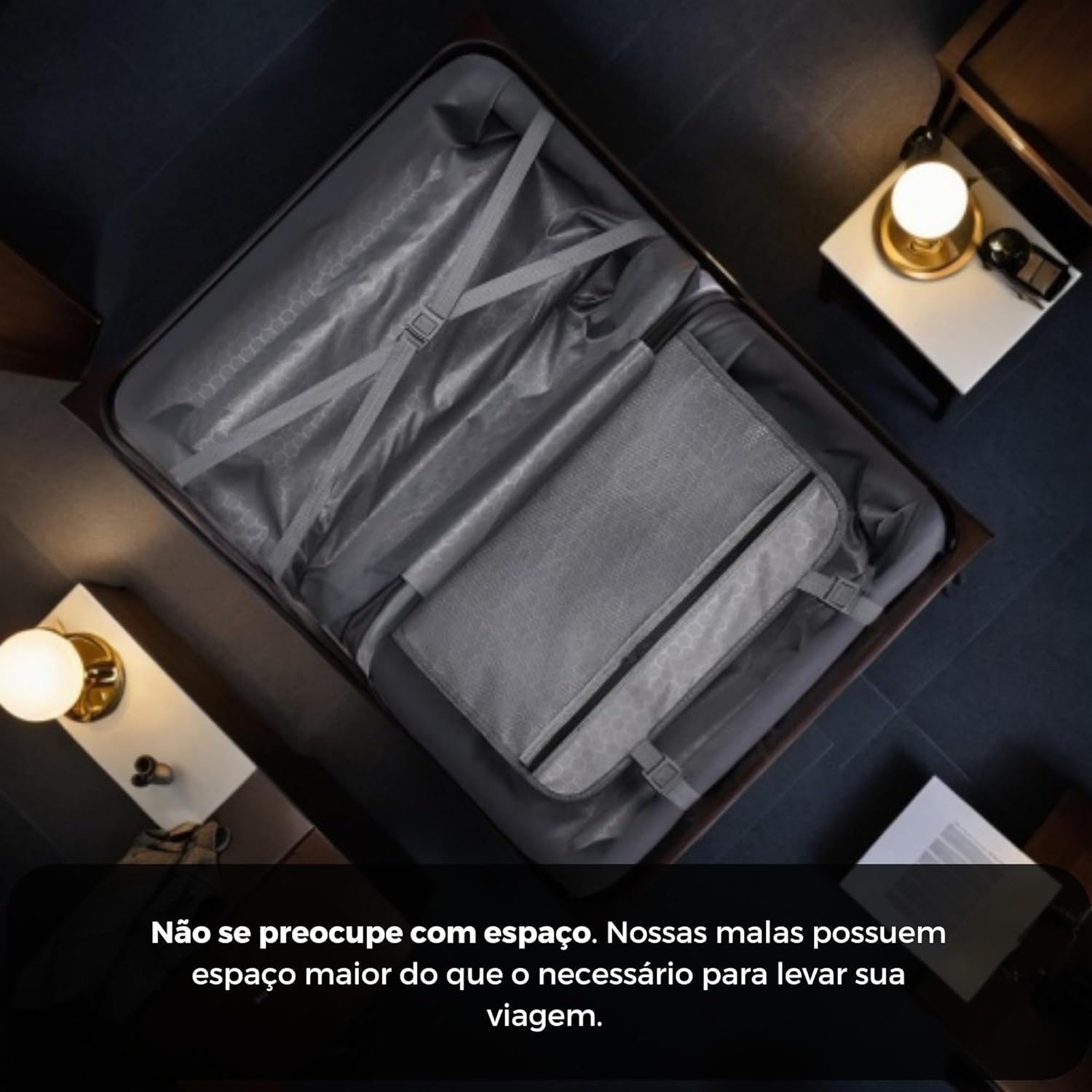 Superfície de piso escuro com mesa e lâmpada.