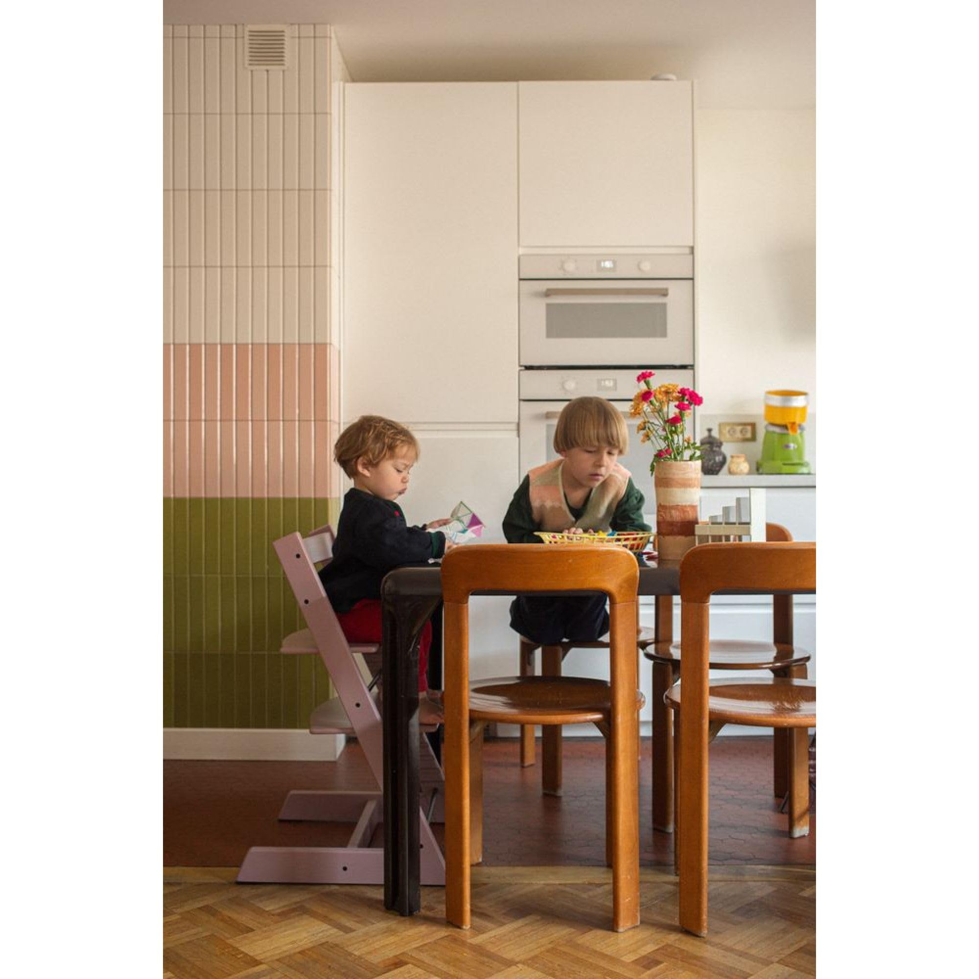 Sedia Tripp Trapp di Stokke, Mauve - Sedia evolutiva e interamente regolabile per neonati, bambini e adulti - Comoda, confortevole ed ergonomica