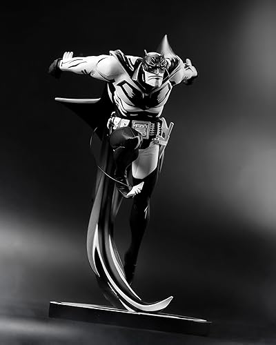 Miniatura 7 de McFarlane Toys - DC Direct Batman White Knight por Sean Murphy (Batman Black & White) Sketch Edition Variant Resin Statue