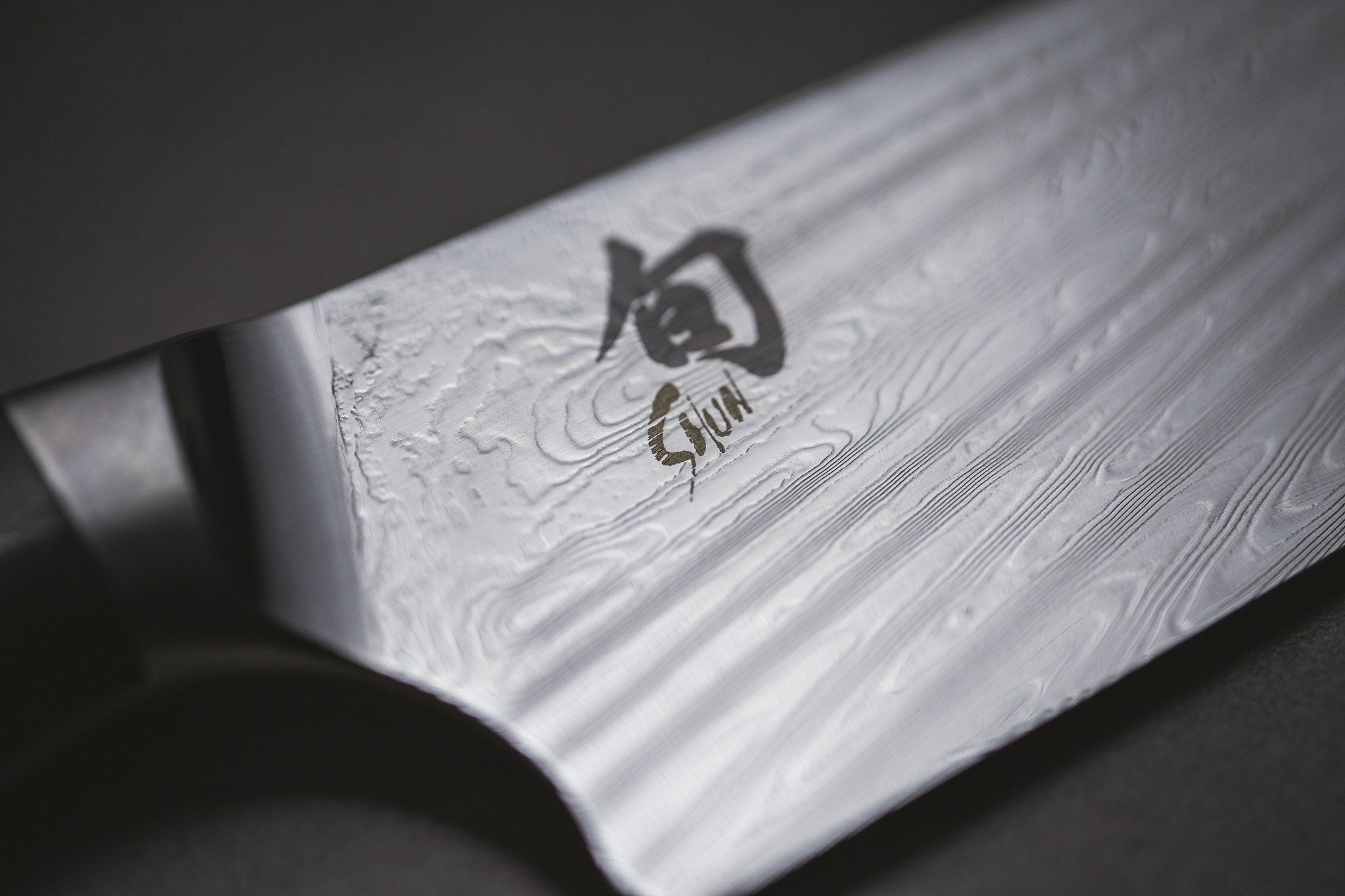 KAI Shun Nagare Couteau à Jambon 23 cm Longueur de Lame - Lame à Double Noyau en Acier Damascus de 72 Couches VG 2 & VG 10 - Pakkawood Gris-Noir - Fabriqué à la Main au Japon - Couteau à Viande Forgé