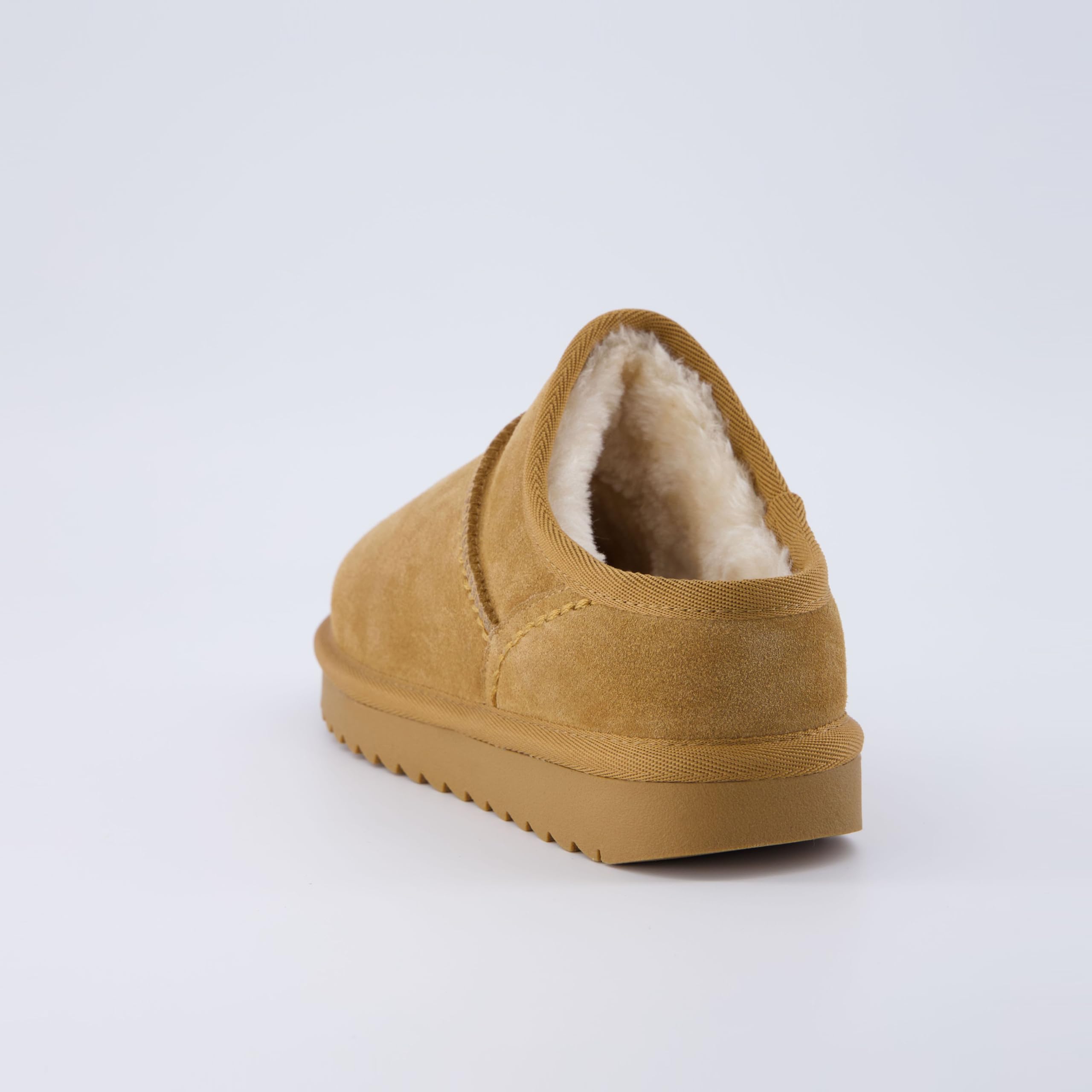 CUSHIONAIRE Bolt Sabot Con Suola Lug Per Donna – Memory Foam, Tomaia In Pelle Vegana, Colore Crema, Taglia 40 EU, Larghezza Ampia Disponibile