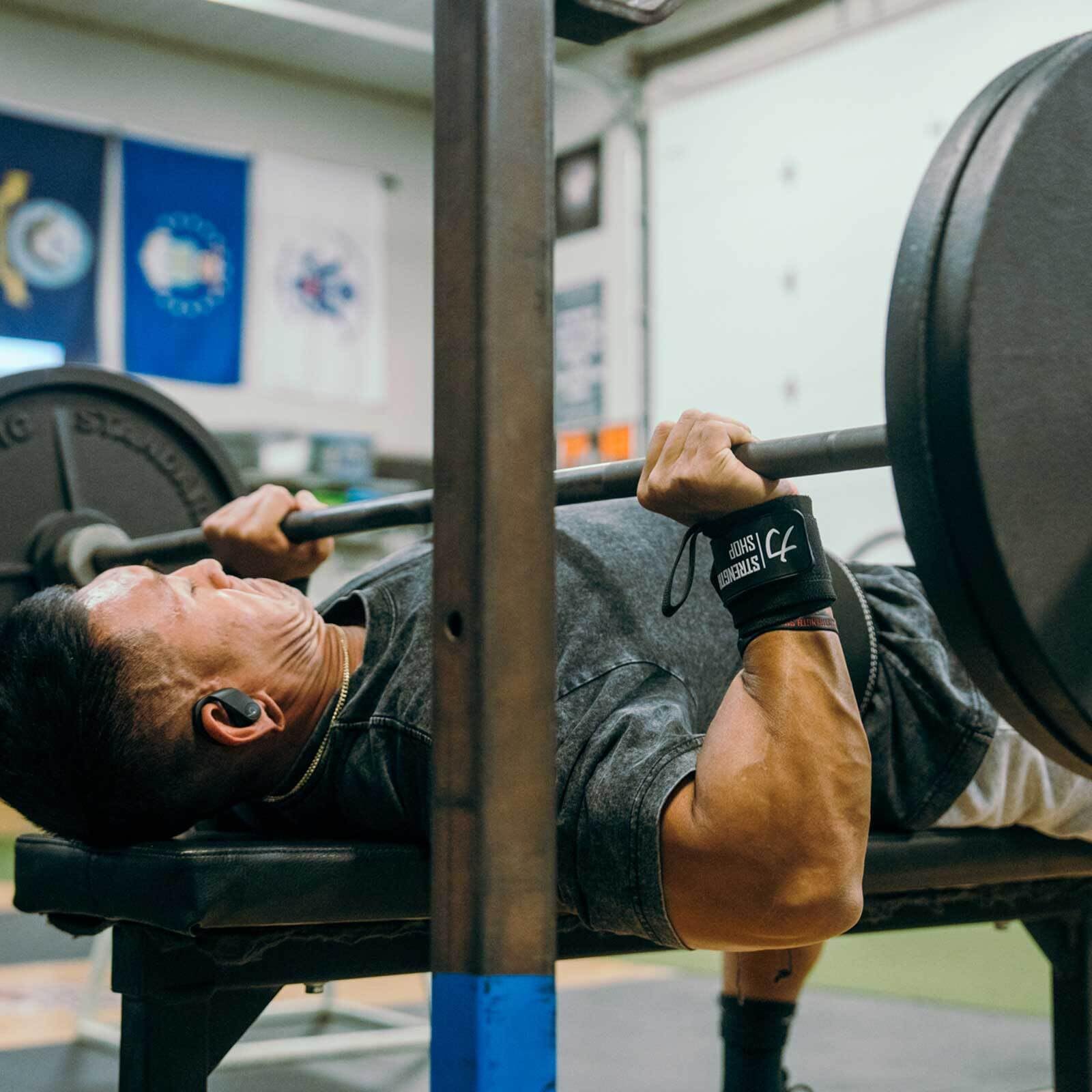 STRENGTH SHOP Polsini Palestra Certificati IPF, Polsiere Palestra con Chiusura a Strappo & Asola per il Pollice, fasce polsi palestra per Massima Stabilità & Protezione durante l’Allenamento