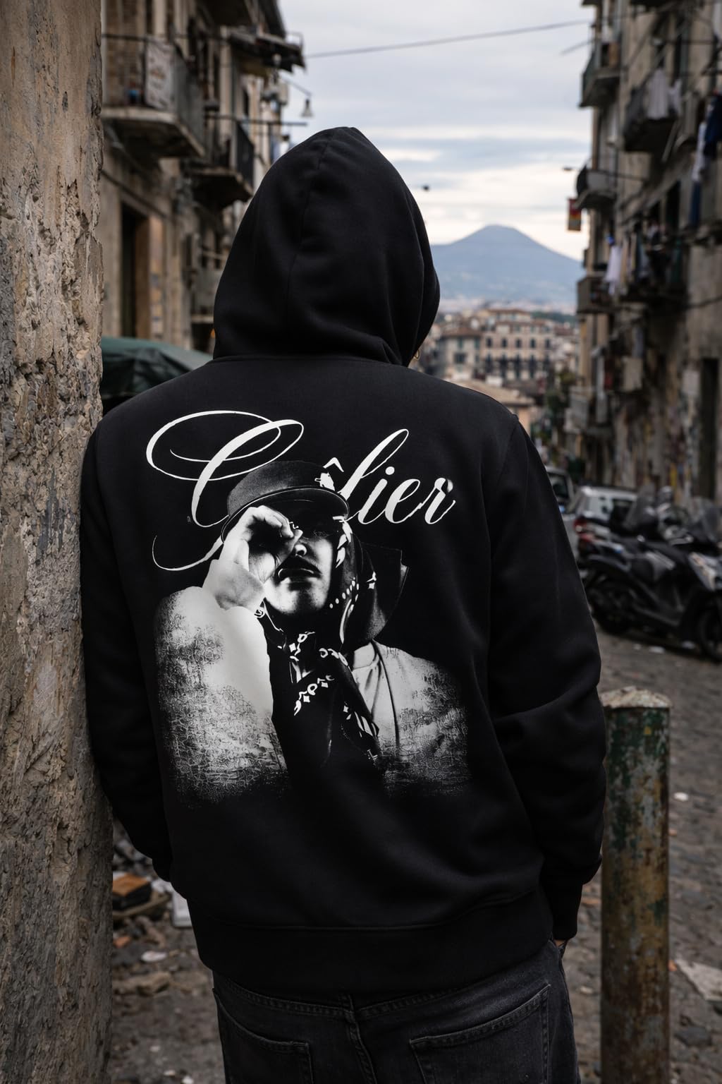 GEOLIER Official “Tutto È Possibile” – Felpa Nera con Cappuccio – Logo Album sul Fronte e Foto Ufficiale sul Retro – Merchandising Ufficiale