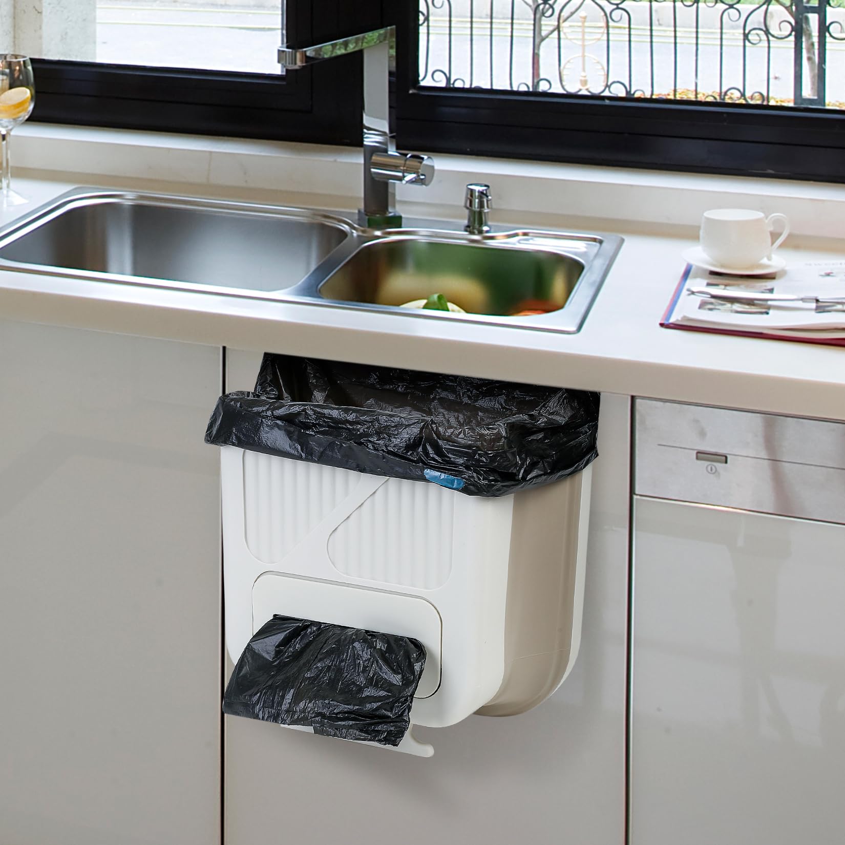Oude Zinken Vuilnisemmer voor Duurzame Stijl Oude Zinken Vuilnisemmer voor Duurzame Stijl