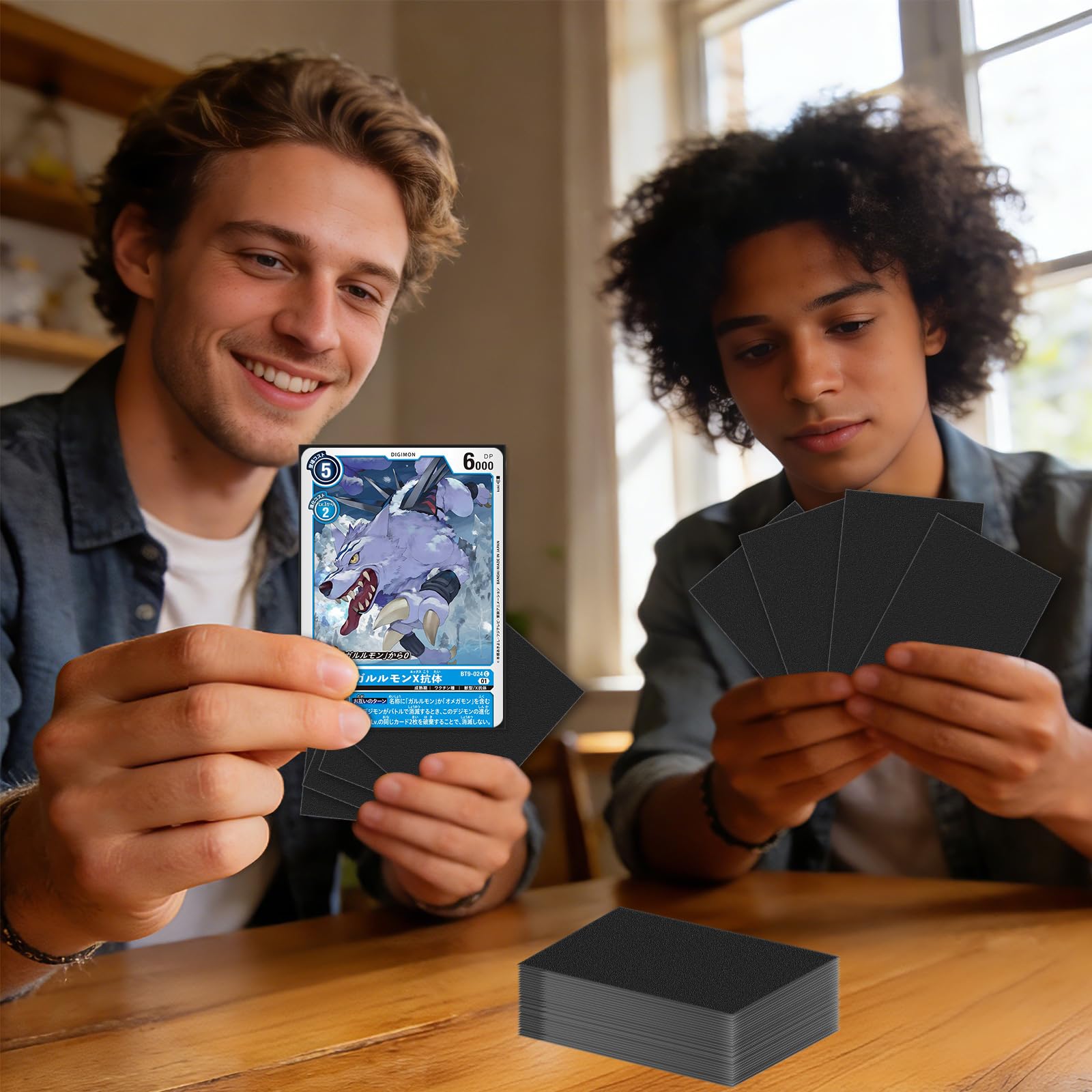 100 bustine protettive per carte, antiscivolo e anti-impronte per Pokémon, fronte trasparente e retro nero satinato, adatte per MTG, TCG, Magic, carte sportive e carte da baseball (66x91 mm)
